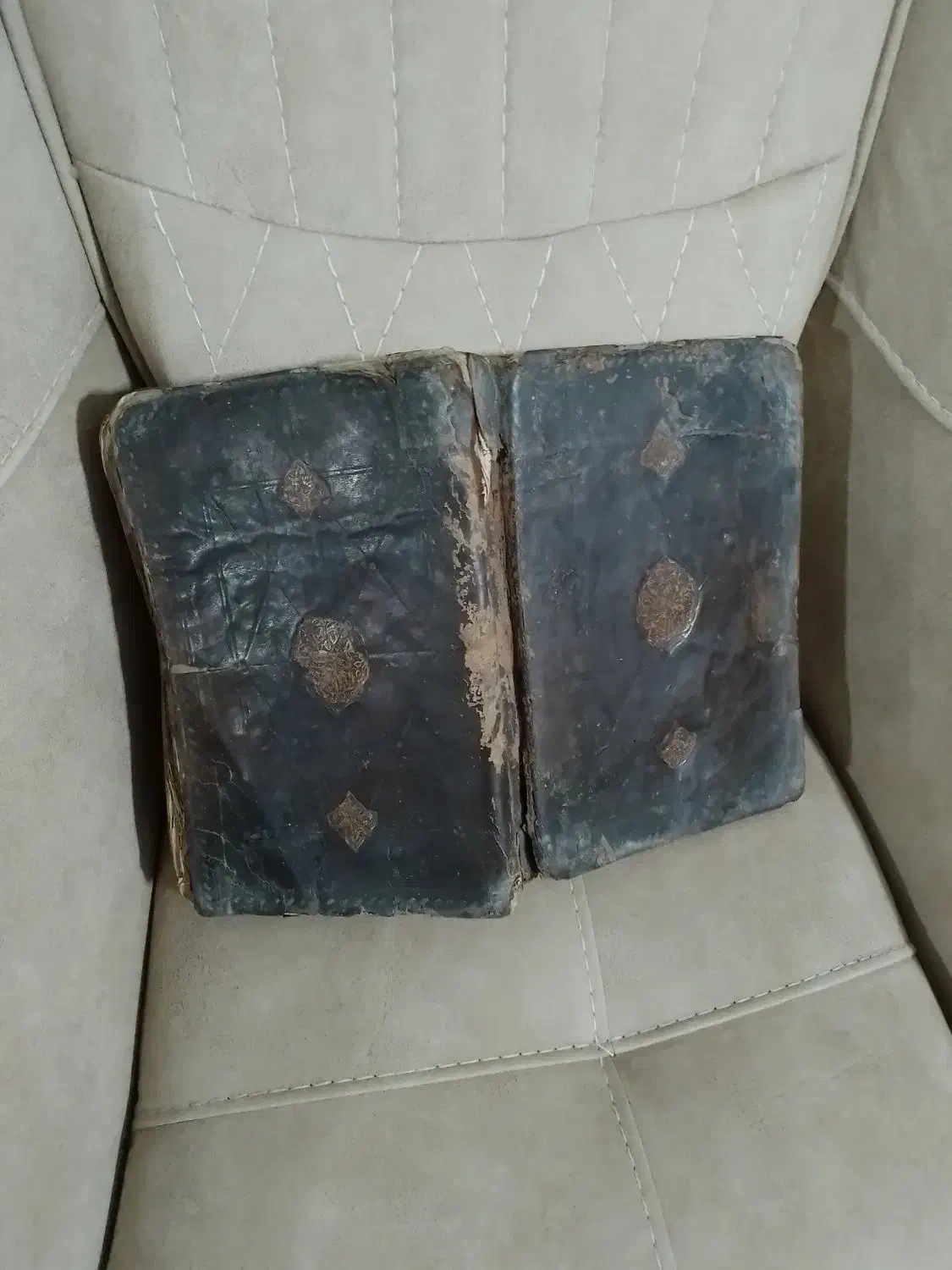 کتاب قرآن باقدمت ۱۰۶ ساله|کلکسیون اشیاء عتیقه|رشت, بازار|دیوار