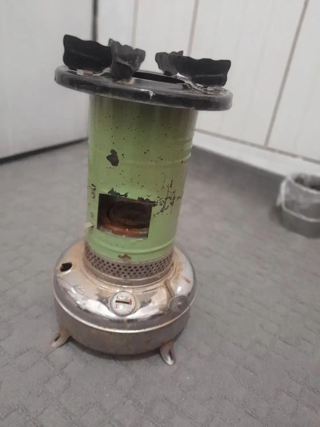 والور نفتی|کلکسیون اشیاء عتیقه|فولادشهر, فولادشهر|دیوار