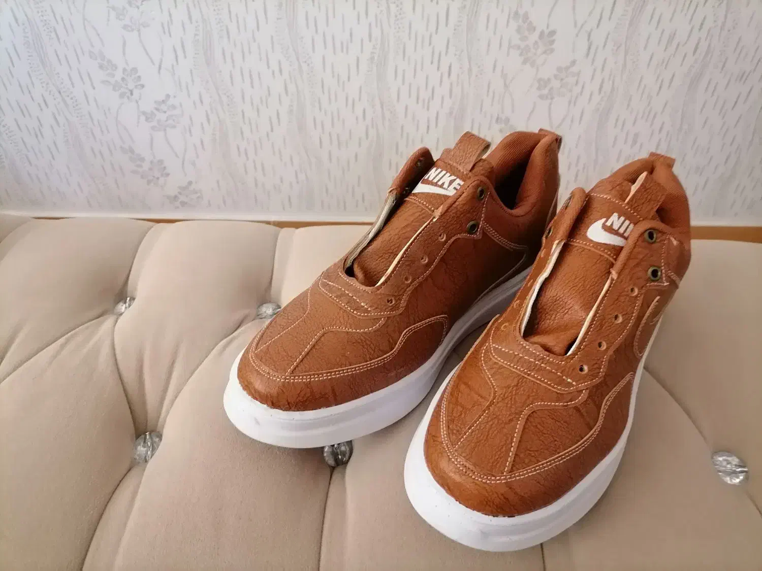 کفش نو|کیف، کفش، کمربند|مراغه, |دیوار