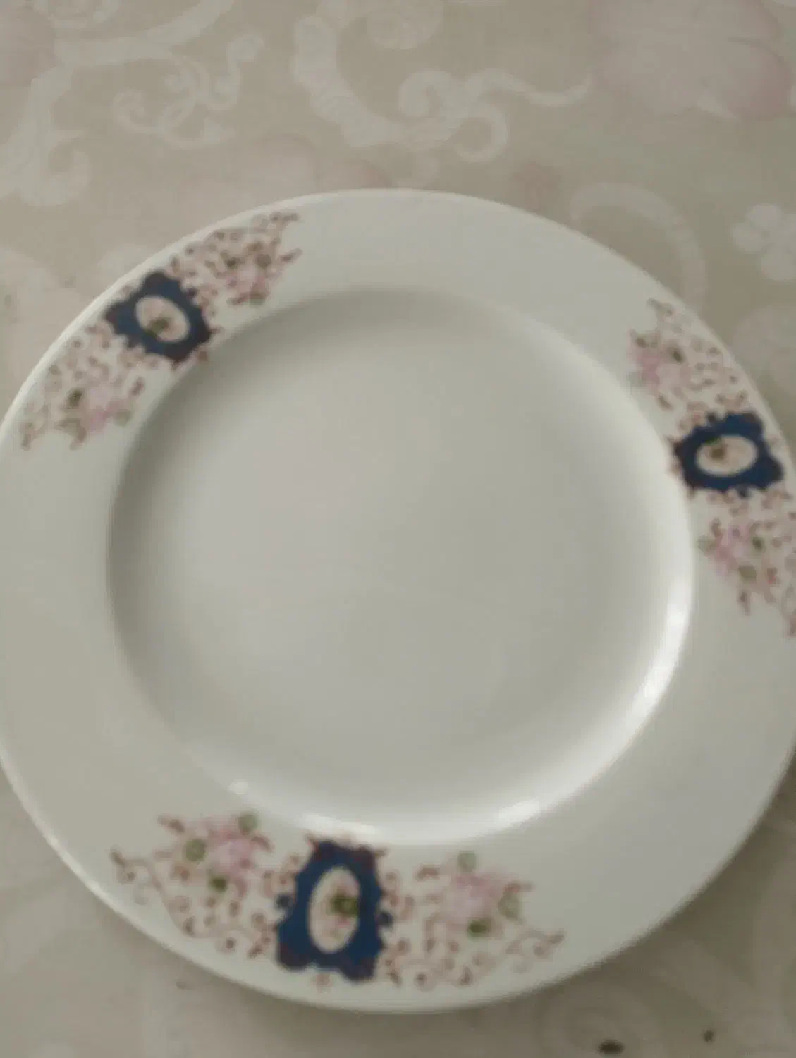 تعدادی ظرف با هم|ظروف سرو و پذیرایی|سمنان, |دیوار