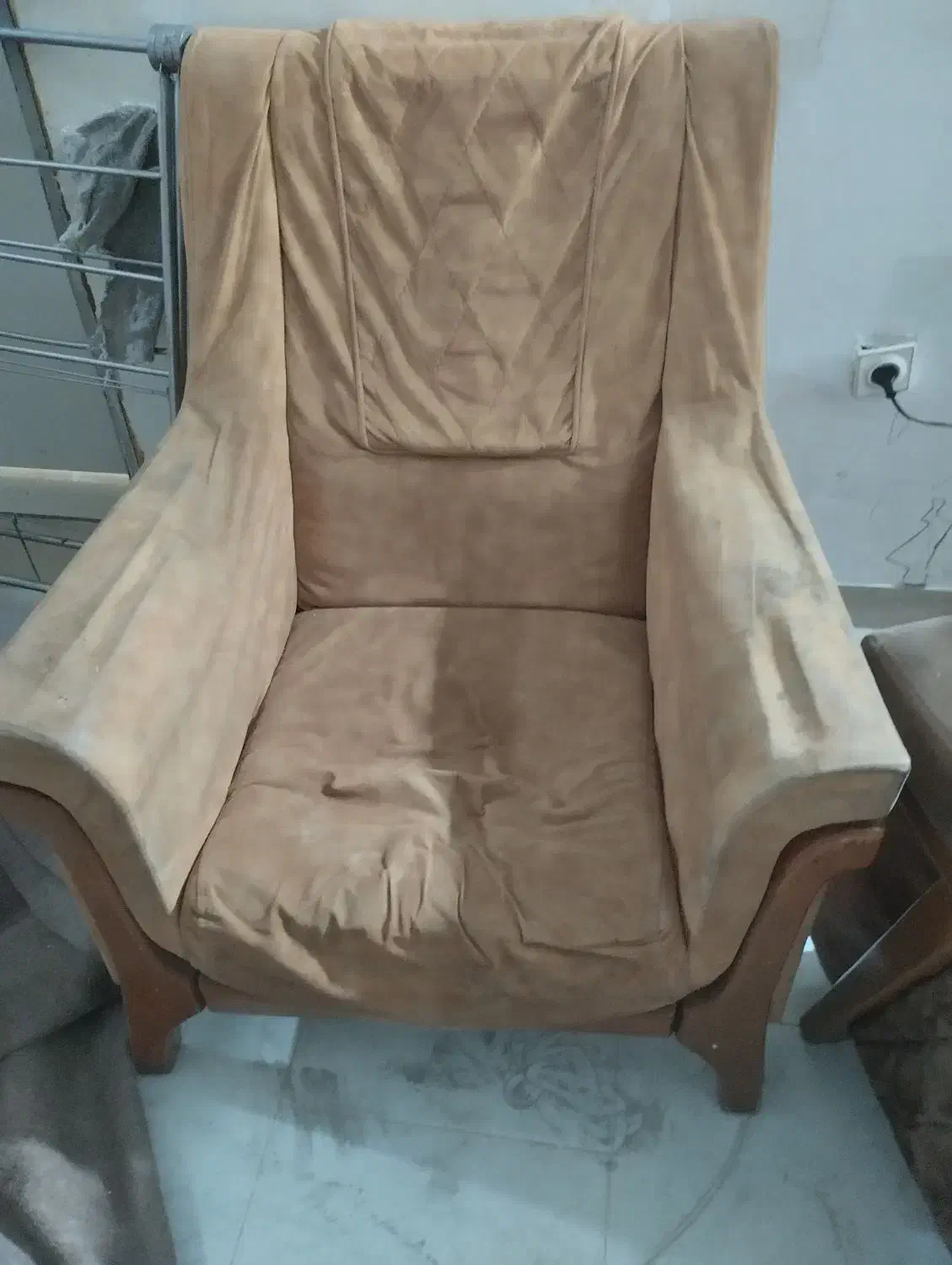 مبل راحتی|مبلمان خانگی و میز عسلی|کرج, ساسانی (قلمستان)|دیوار