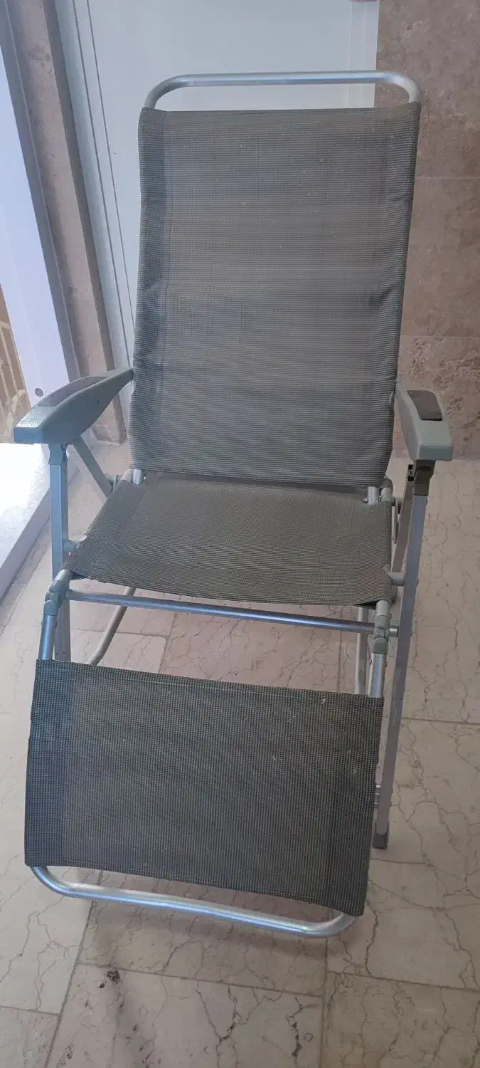 صندلی راحتی کنار استخر تراس بالکن باغ|صندلی و نیمکت|کرمانشاه, |دیوار