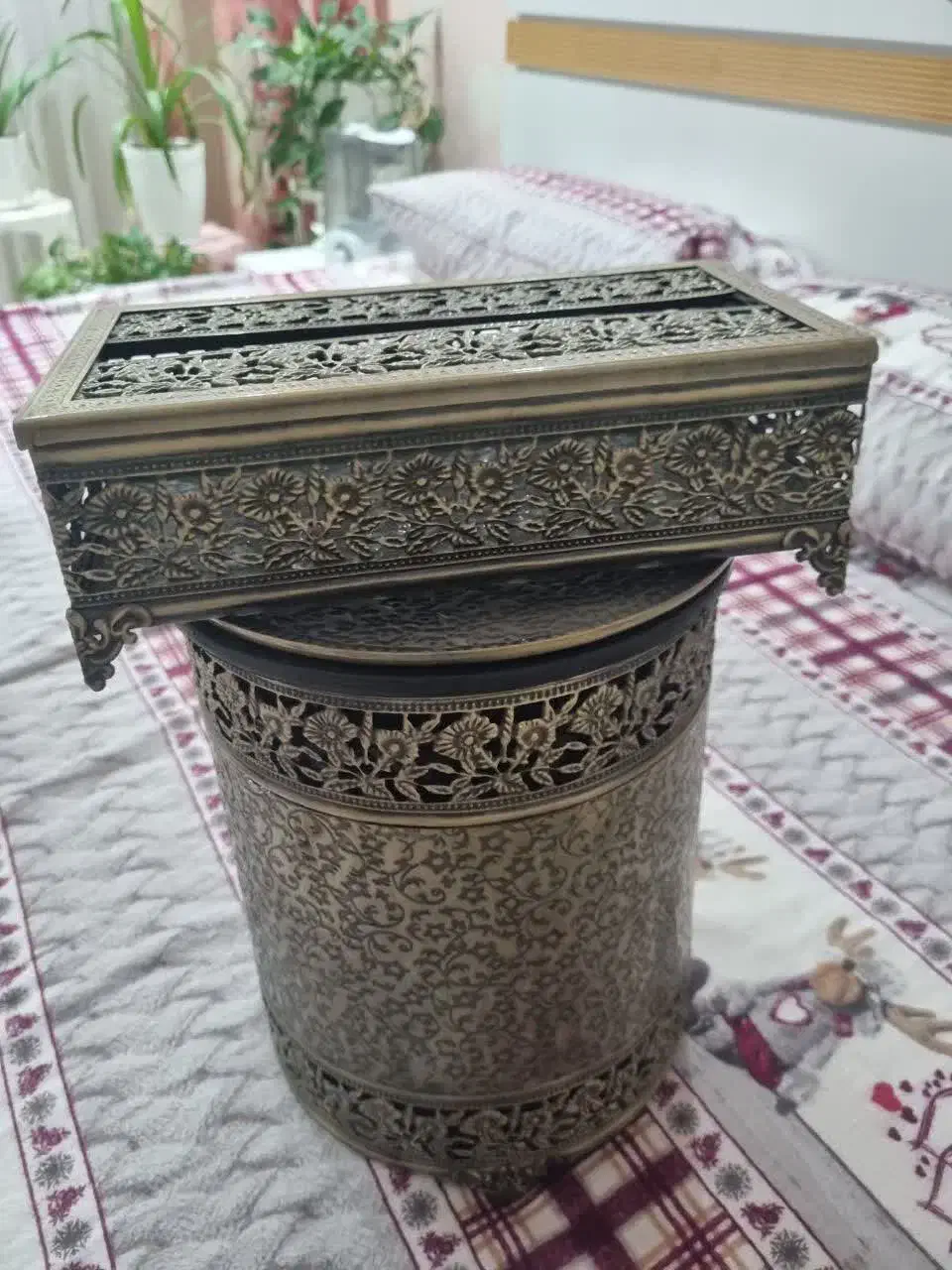 سطل زباله و دستمال کاغذی اهنی بسیارزیبا و نو|صنایع دستی و سایر لوازم تزئینی|لاهیجان, انقلاب|دیوار