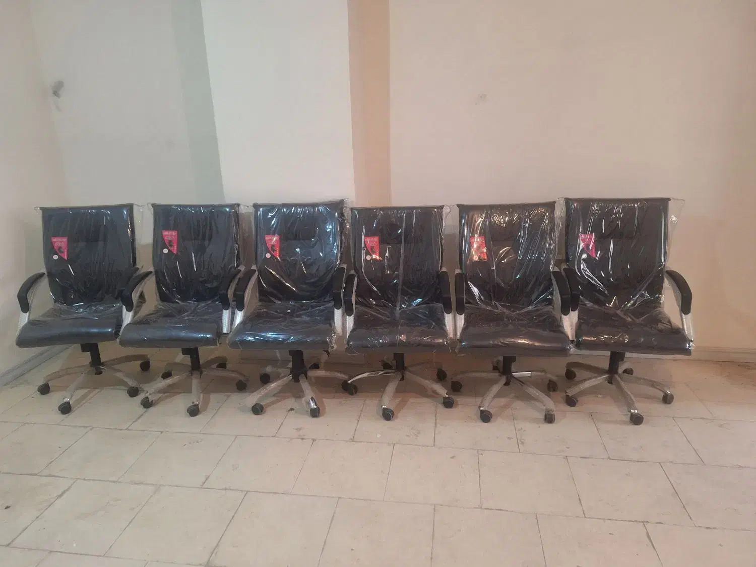 ۳ عدد میز و ۶ عدد صندلی اداری در حد نو|مبلمان اداری|پرند, فاز ۲|دیوار