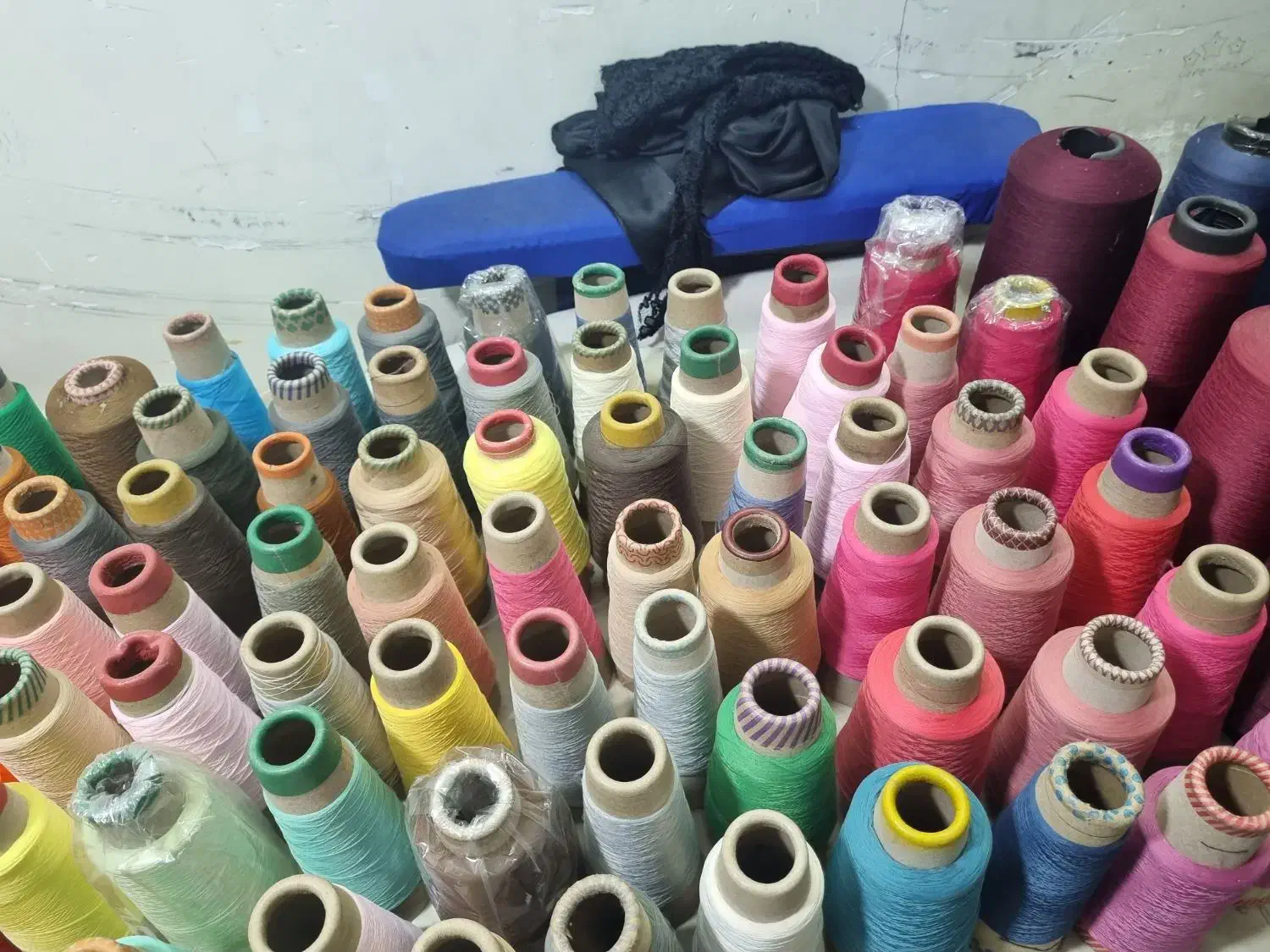 تعداد زیادی نخ زیگزال و دوک|چرخ خیاطی و ریسندگی|صفادشت, |دیوار