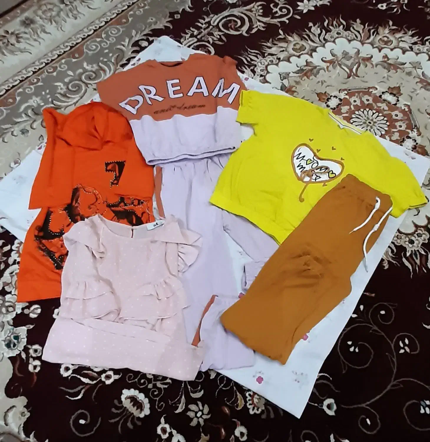 لباس دخترانه|لباس|میانه, |دیوار