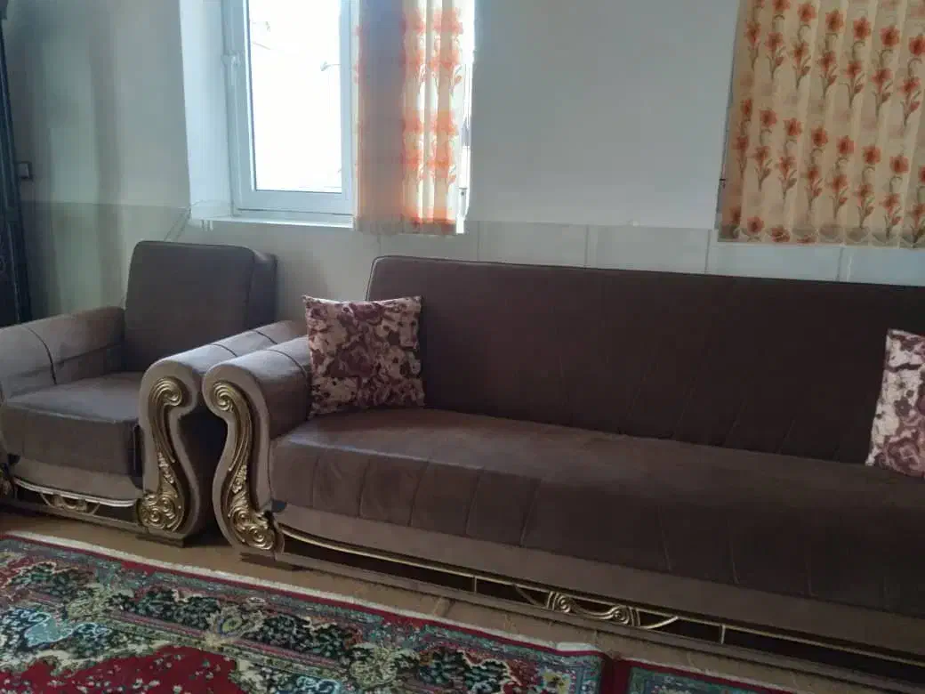 مبل راحتی به همراه جلو مبلی تمیز|مبلمان خانگی و میز عسلی|سلماس, |دیوار