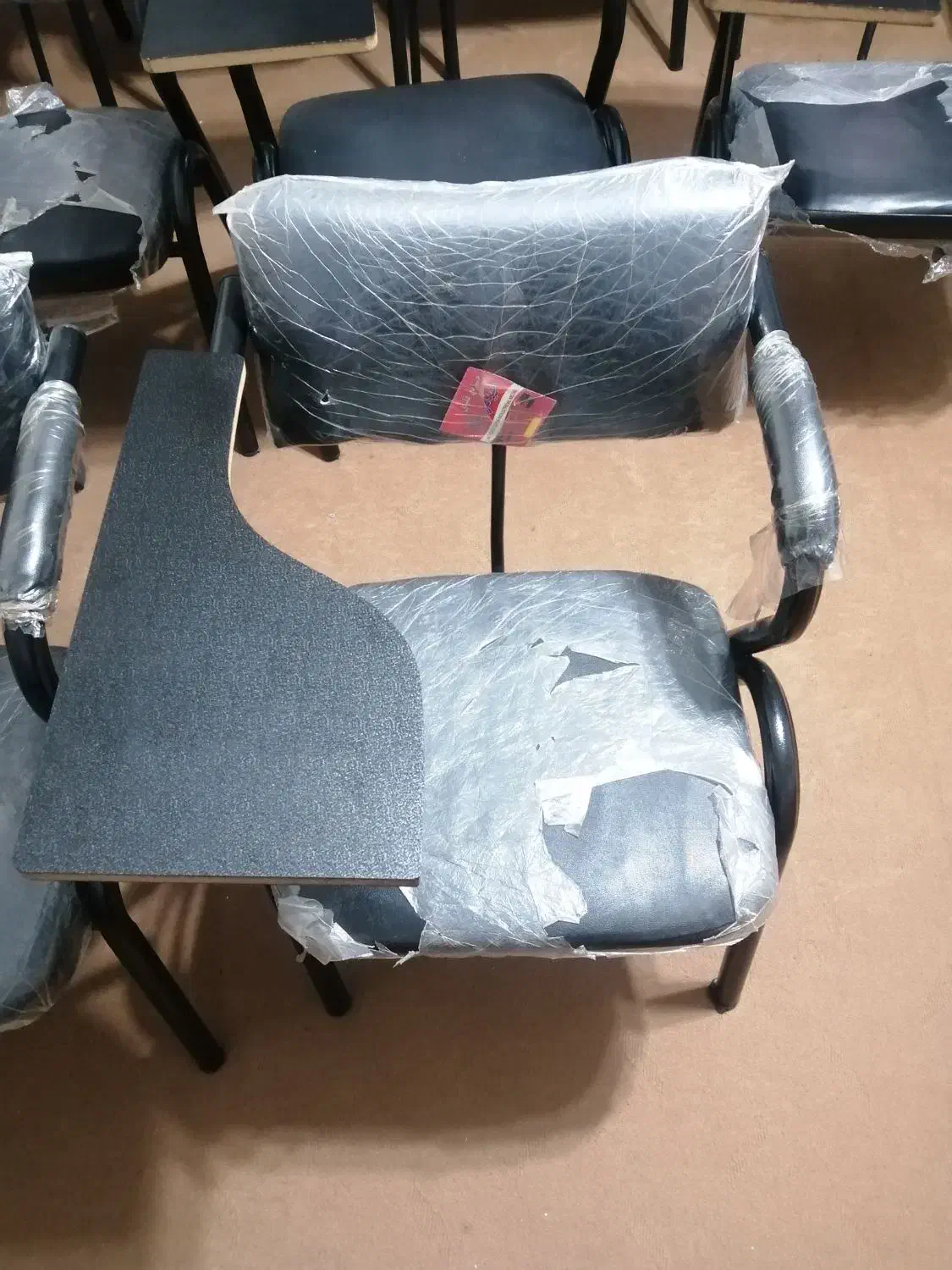 صندلی دانشجویی|صندلی و نیمکت|قم, صفائیه|دیوار