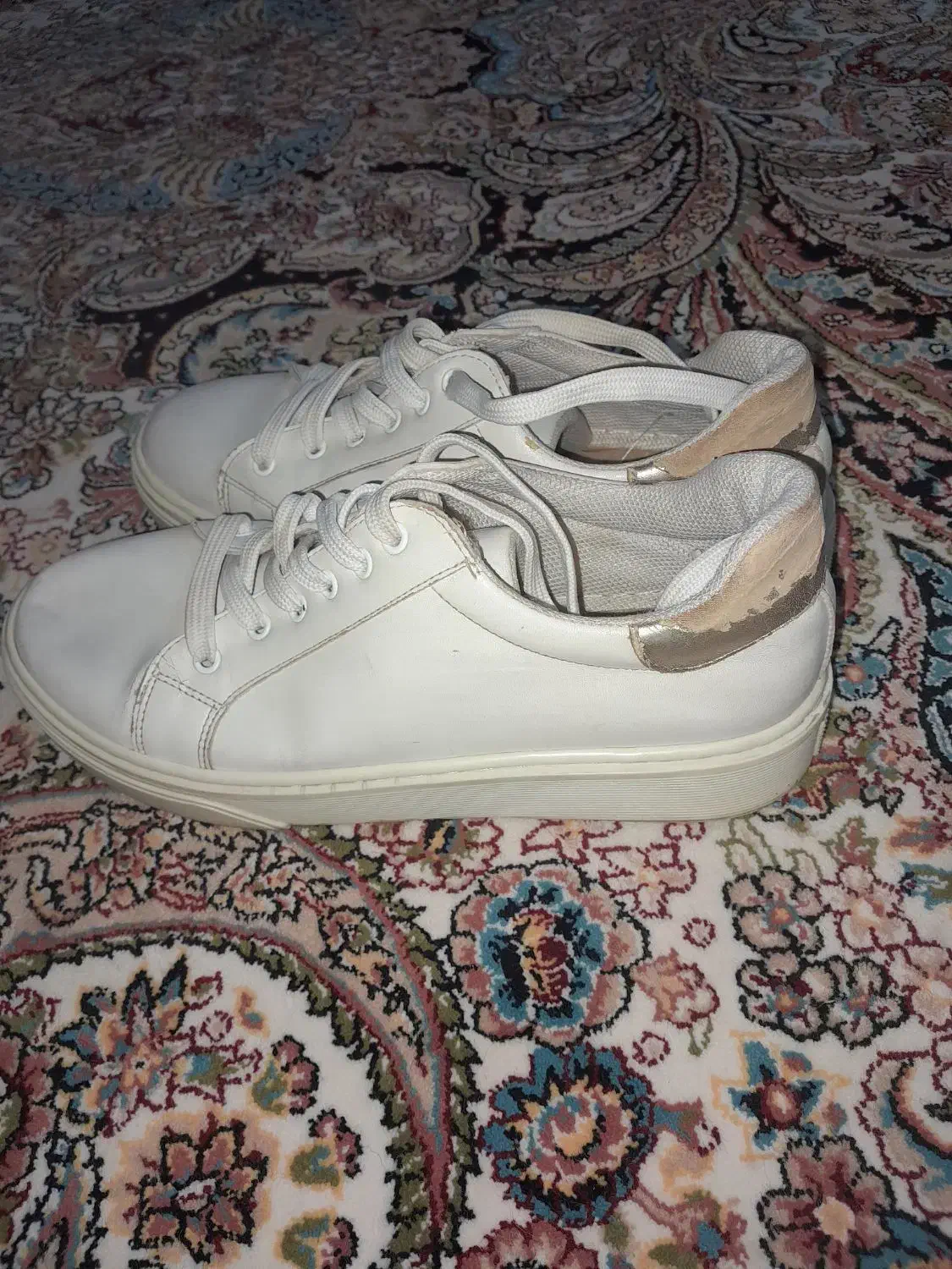 کفش سفید|کیف، کفش، کمربند|نیشابور, سرآب کوشک|دیوار