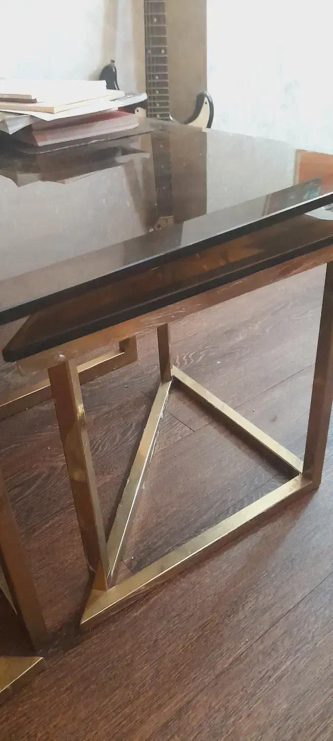 میز شیشه ای دودی با پایه طلایی|مبلمان خانگی و میز عسلی|رشت, دیلمان|دیوار