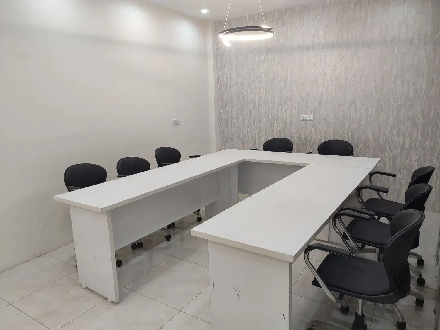 میز کنفرانس و هشت عدد صندلی چرخ دار|دفتر کار|اهواز, گلستان|دیوار