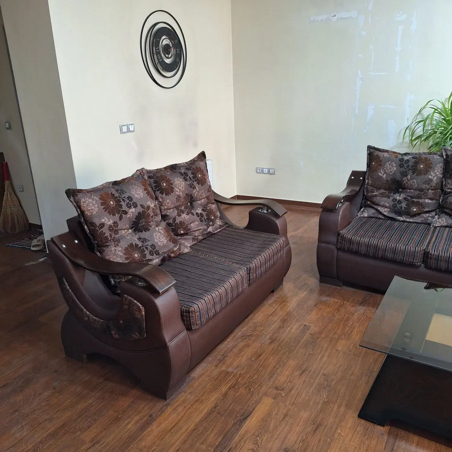 مبل راحتی ۹نفره پارچه ترک بدنه چرم دسته چوبی بامیز|مبلمان خانگی و میز عسلی|اصفهان, خانه اصفهان|دیوار