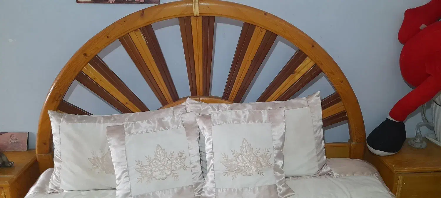 تخت به همراه دوعددپاتختی ودراورآیینه دار|تخت و سرویس خواب|رشت, معلولین|دیوار