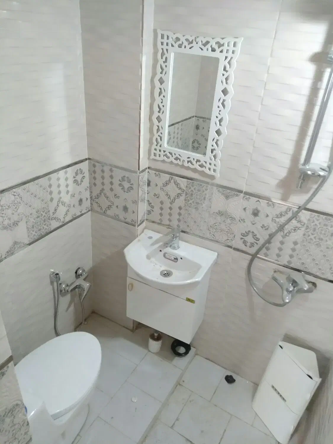 نصب کاشی و سرامیک و رفع نم سرویس ها و بند کشی|خدمات پیشه و مهارت|محمدشهر, همایون ویلا|دیوار