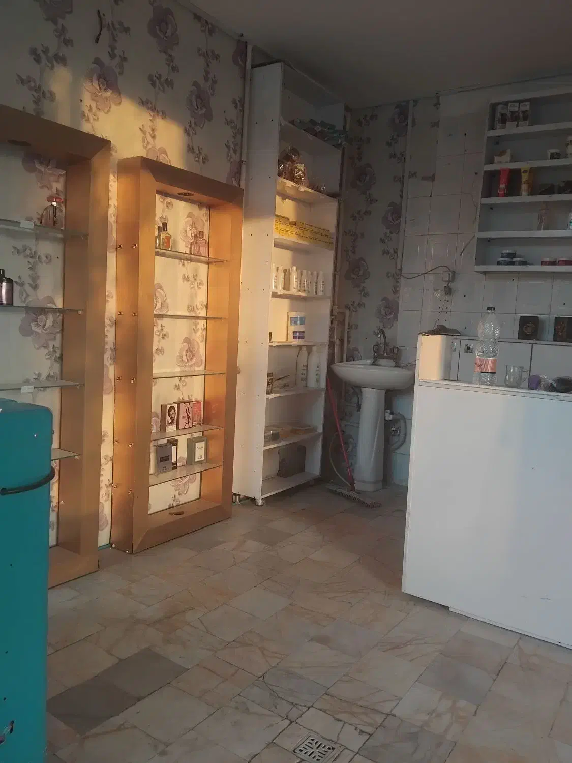 ویترین مغازه ارایشی بهداشتی ام دی اف|فروشگاه و مغازه|کاشان, زیدی|دیوار