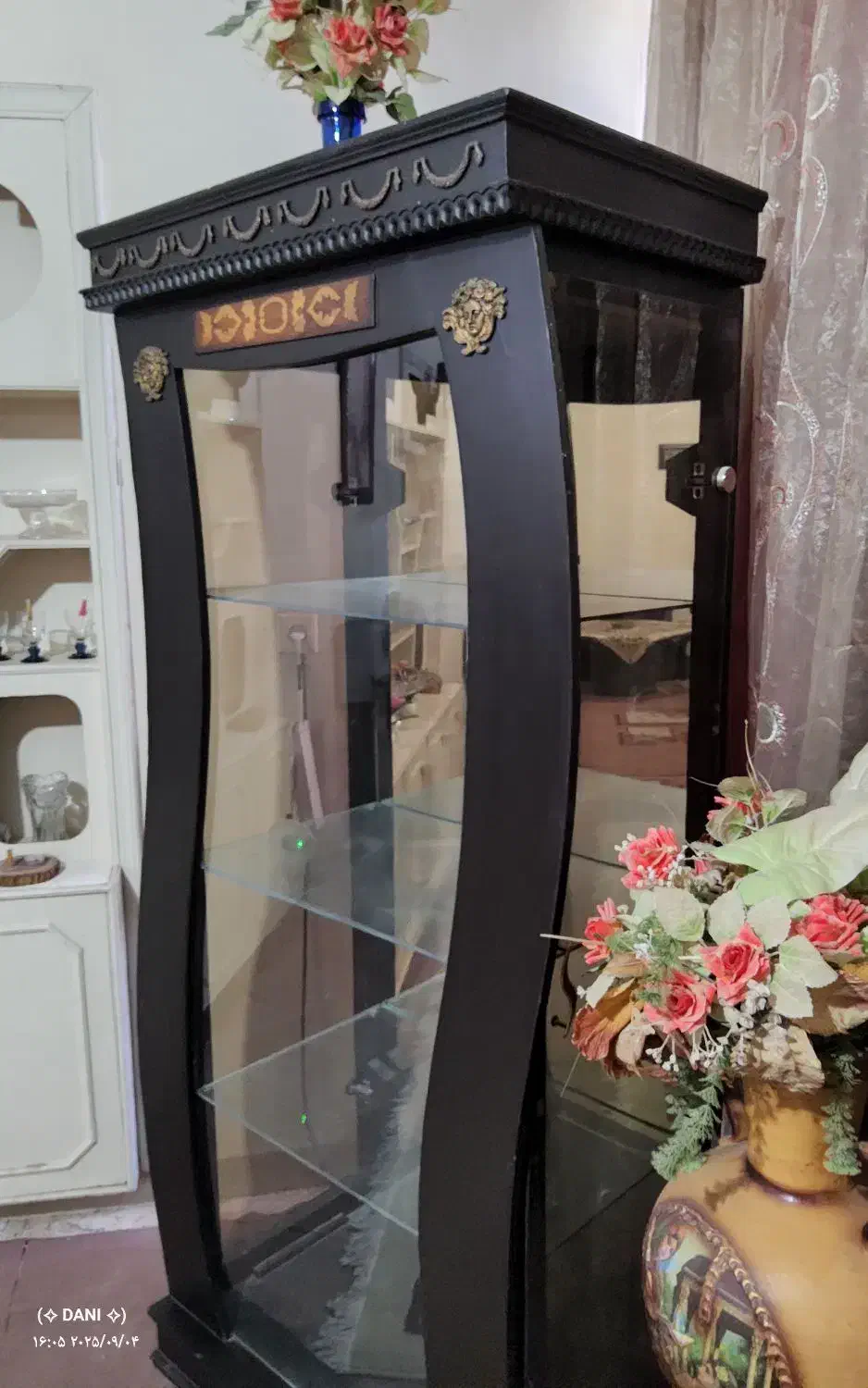 بوفه دکور ویترین ایستاده چوب وشیشه 4طبقه بسیارتمیز|بوفه، ویترین، کنسول|شاهینشهر, فیض|دیوار