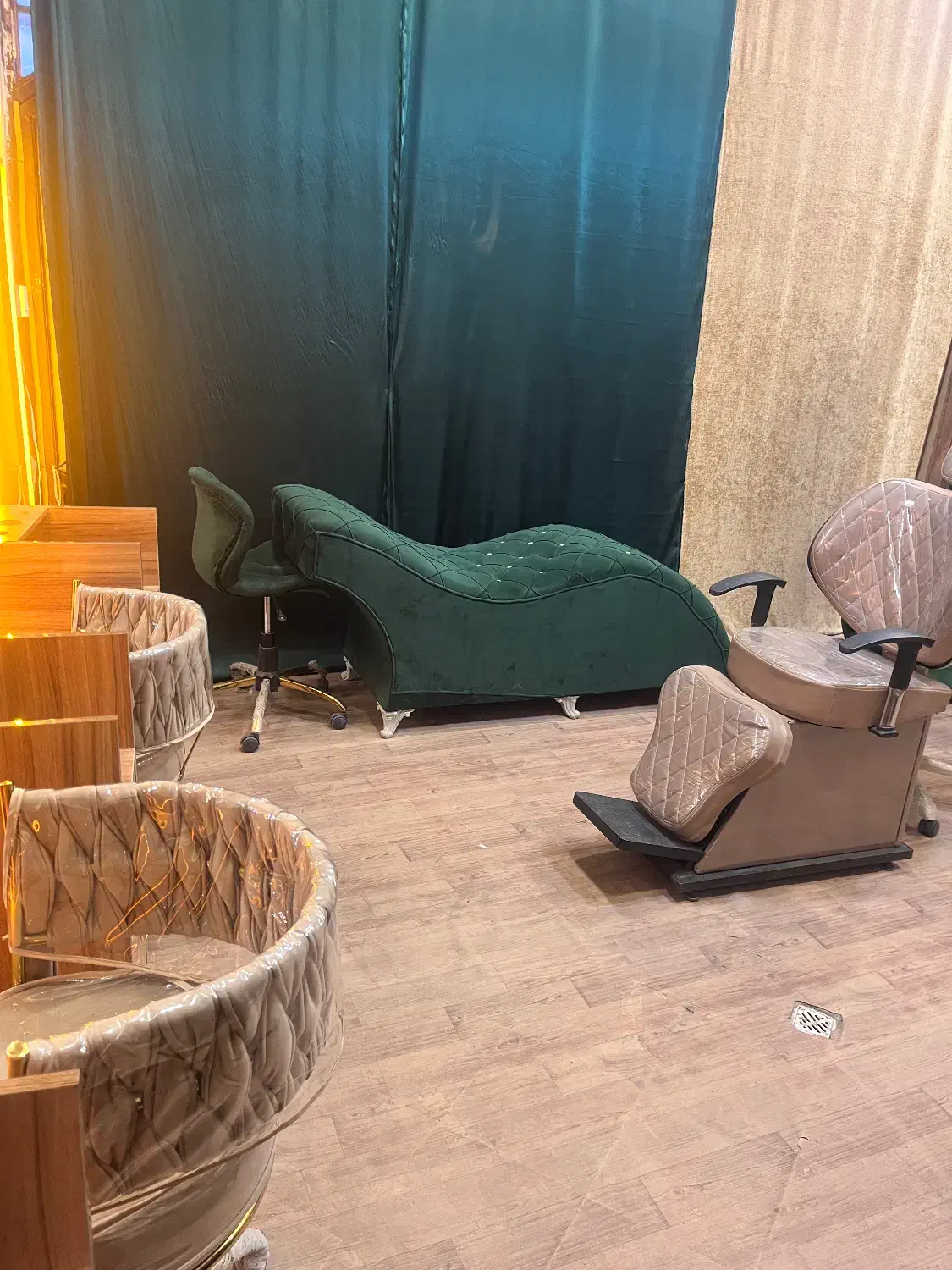 تجهیزات ارایشگاهی|آرایشگاه و سالن‌های زیبایی|گلپایگان, |دیوار