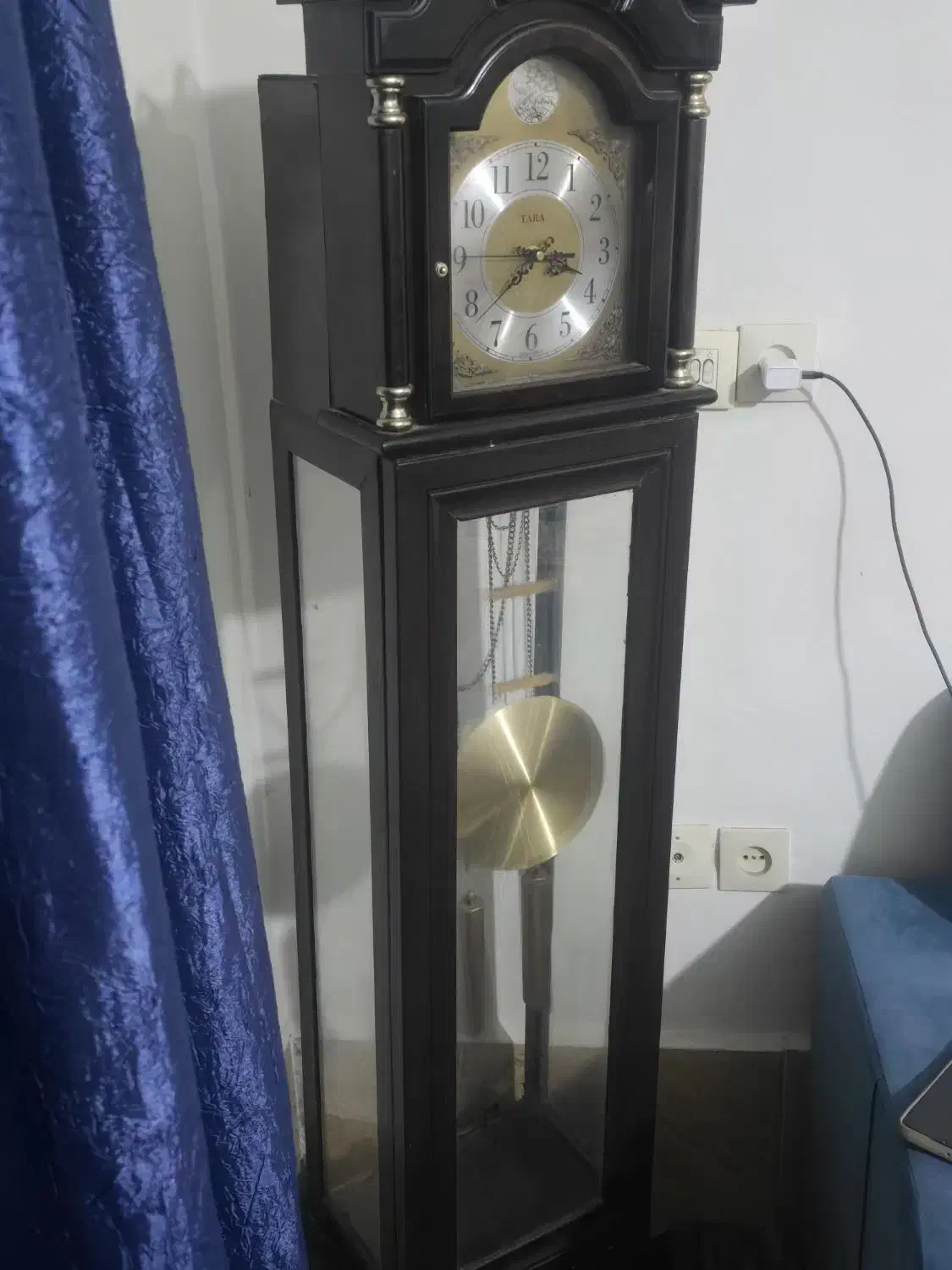 ساعت ایستاده|ساعت دیواری و تزئینی|شیراز, کوشک میدان|دیوار