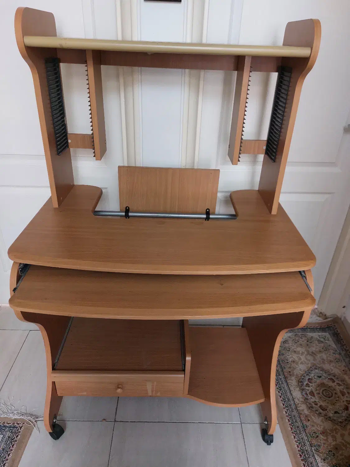 میز تحریر و کامپیوتر|میز تحریر و کامپیوتر|رودهن, |دیوار