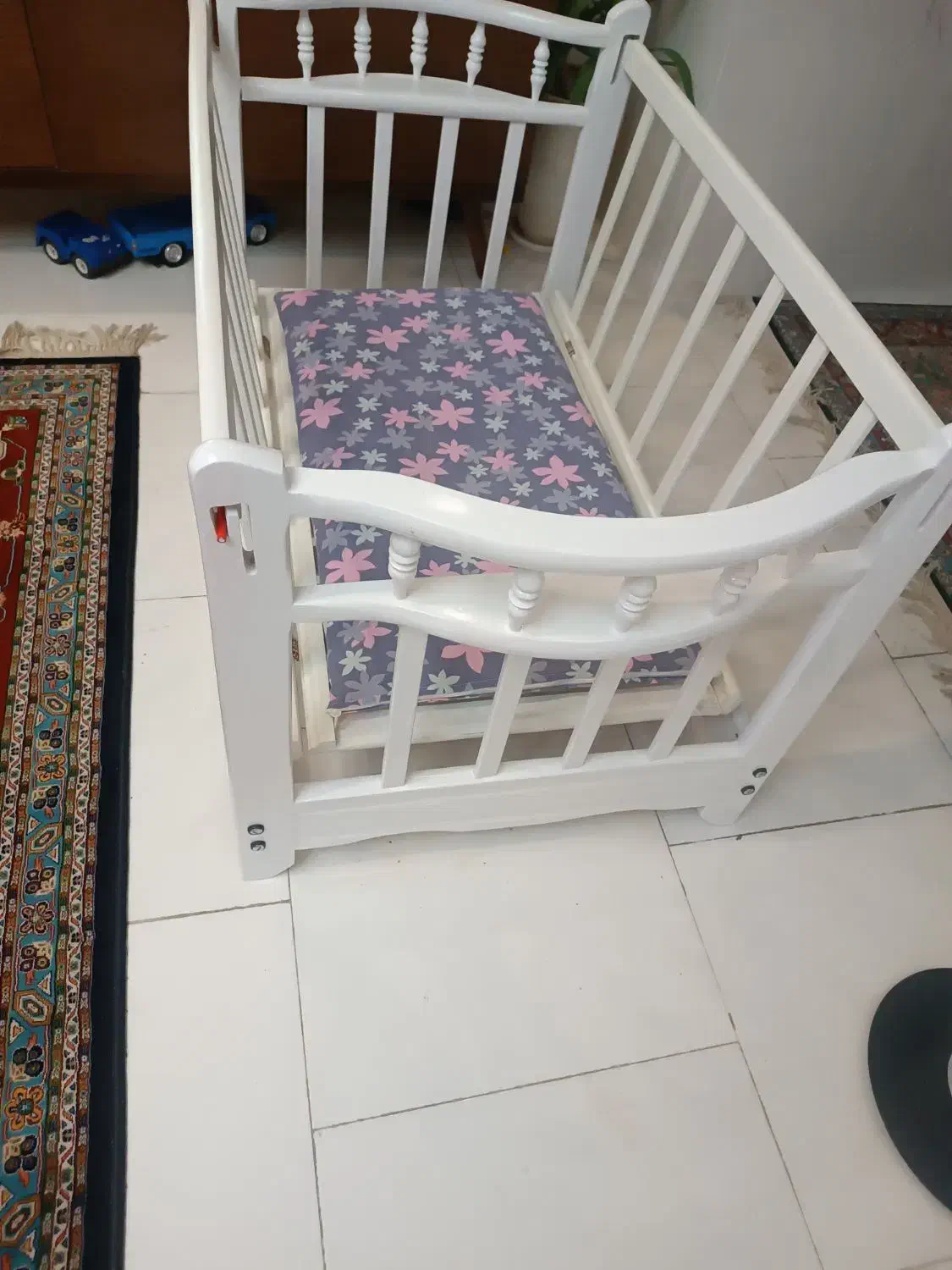 تعدادی وسایل بچه|اسباب و اثاث بچه|آبیک, |دیوار