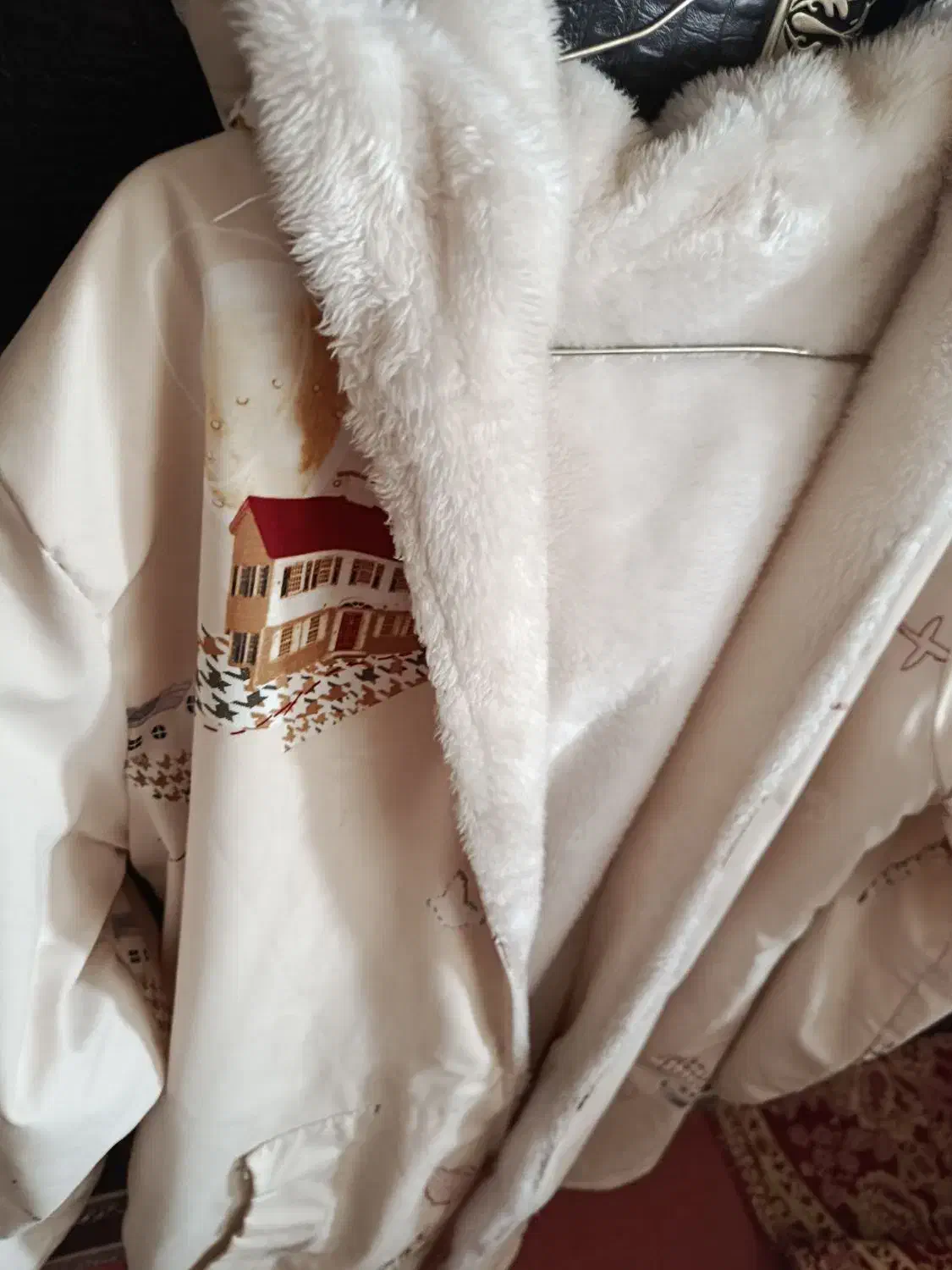 بارانی داخل تدی|لباس|اهر, |دیوار