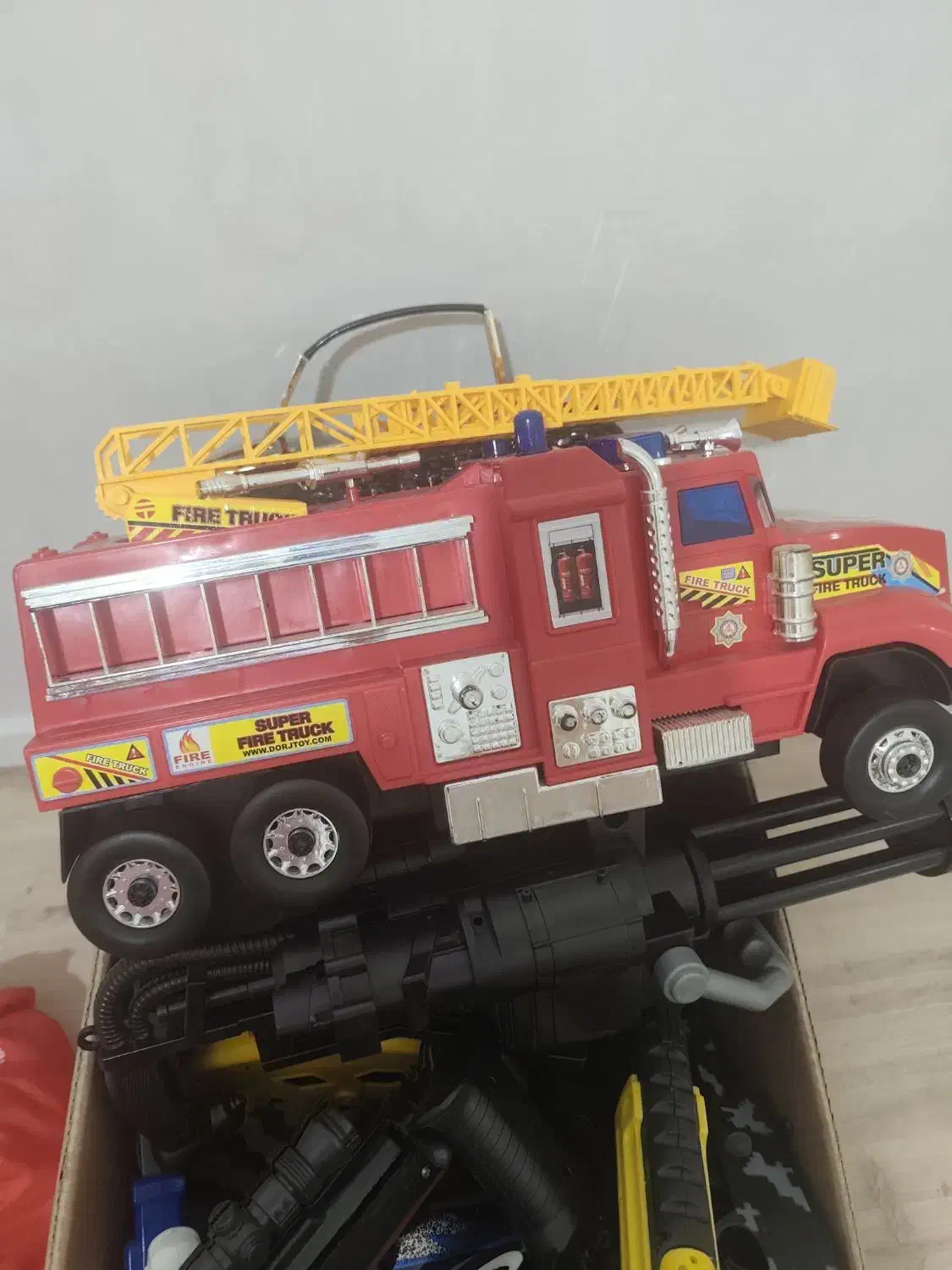 اسباب بازی|اسباببازی|خوی, |دیوار