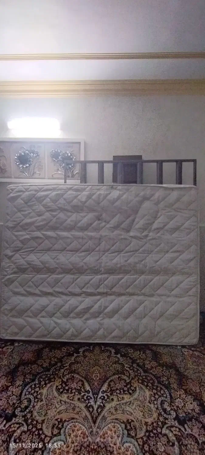 تخت دونفره چوب راش تشک رویال بخاطر نور بد افتاده|تخت و سرویس خواب|اسلامشهر, مطهری|دیوار