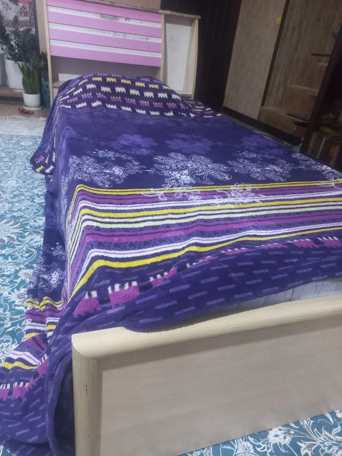 تخت یک نفره|تخت و سرویس خواب|شیراز, درکی|دیوار