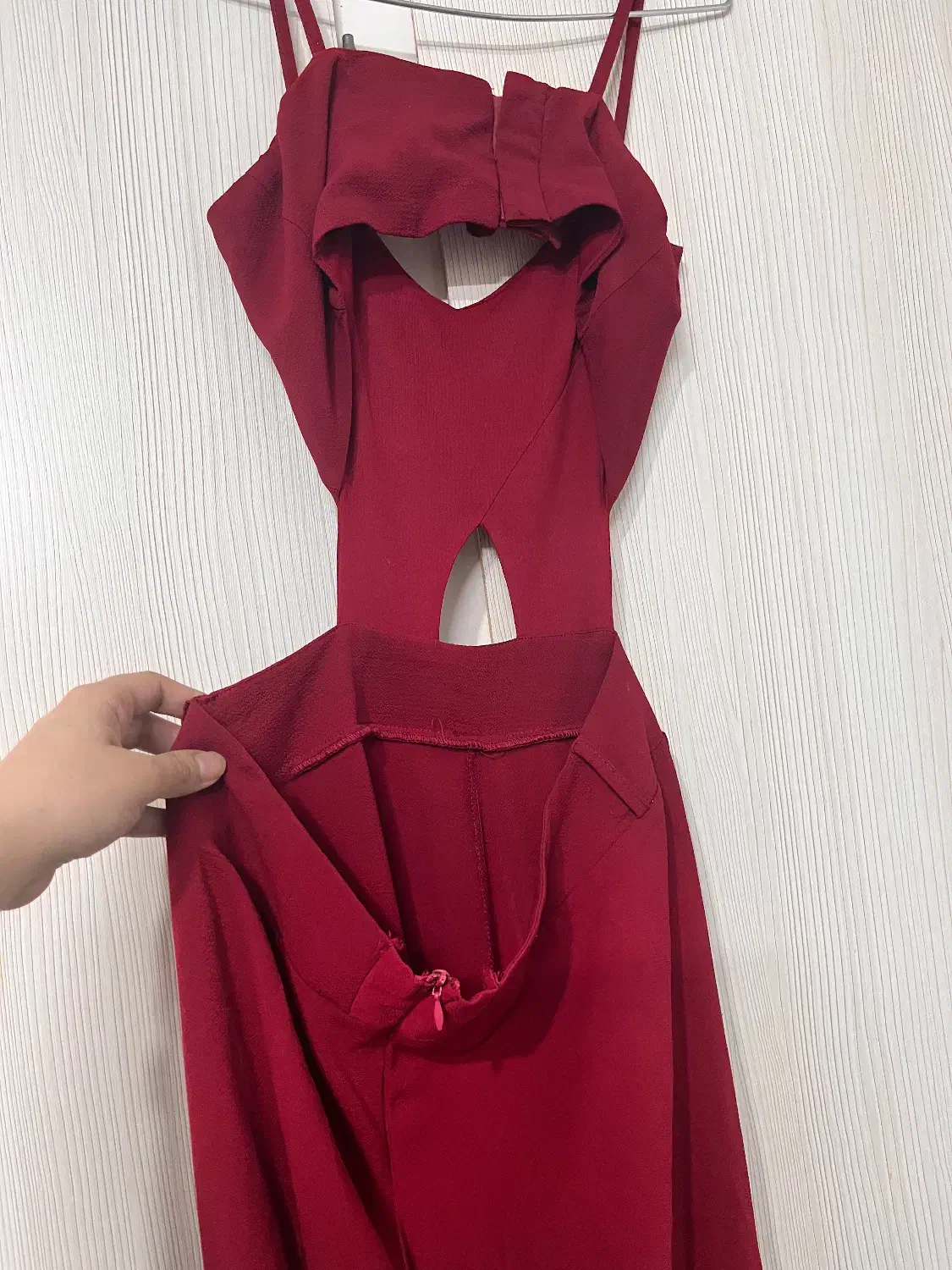 اورال مجلسی|لباس|قنوات, |دیوار