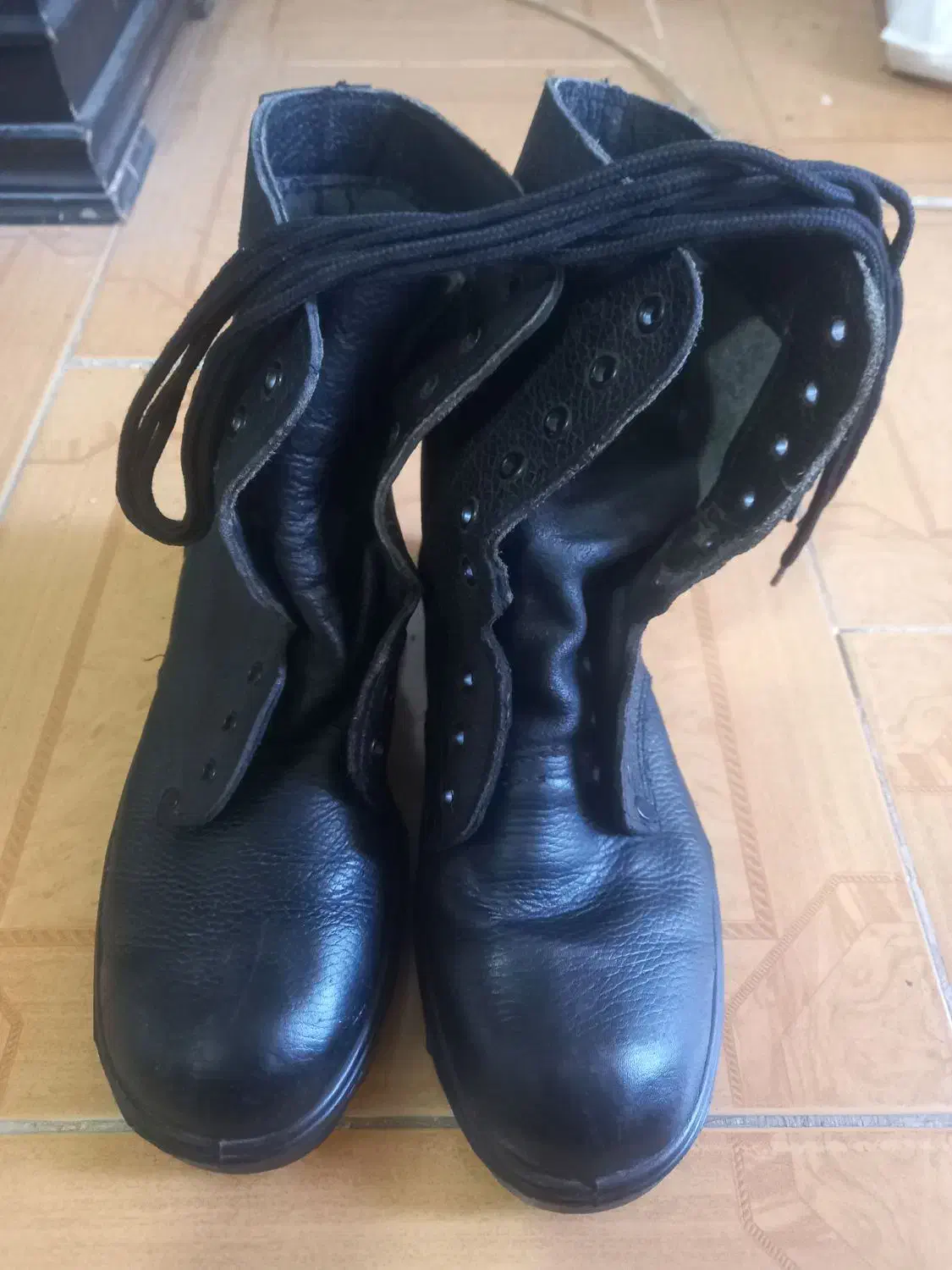 پوتین نظامی|کیف، کفش، کمربند|گرگان, |دیوار