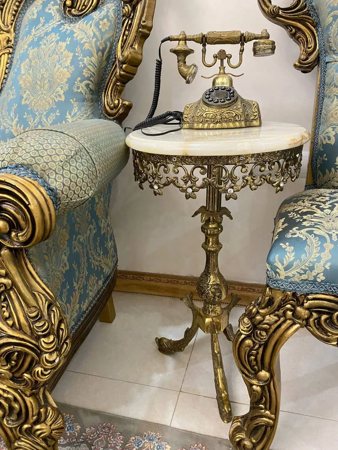 میز گرد برنز ۵ تومن همراه تلفن برنز سالم ۳ تومن|میز تلفن|میانه, |دیوار