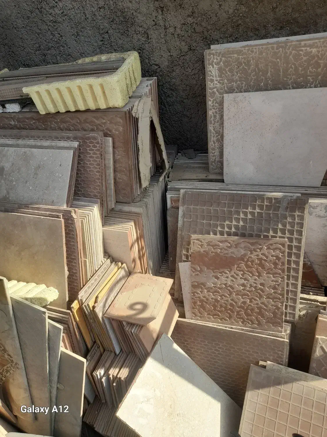 مقداری کاشی فروشی توافقی|مصالح و تجهیزات ساختمان|یزد, |دیوار