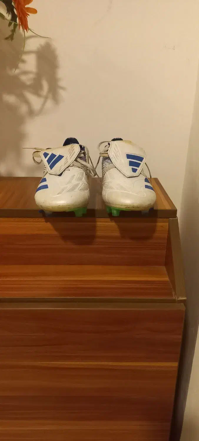 یک جفت کفش فوتبال استوک درشت|کیف، کفش، کمربند|بابل, |دیوار