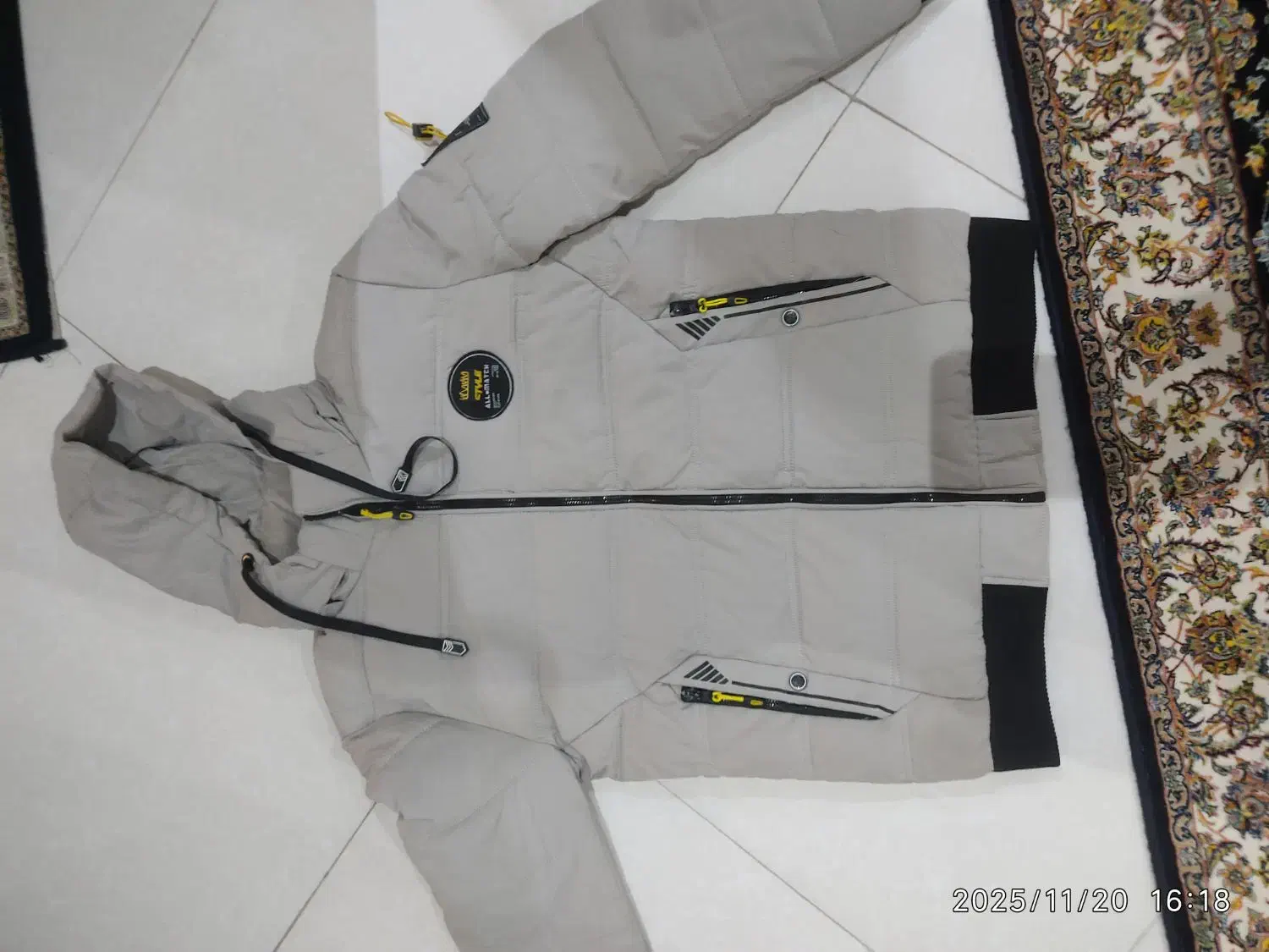 کاپشن|لباس|ری, فیروزآبادی|دیوار