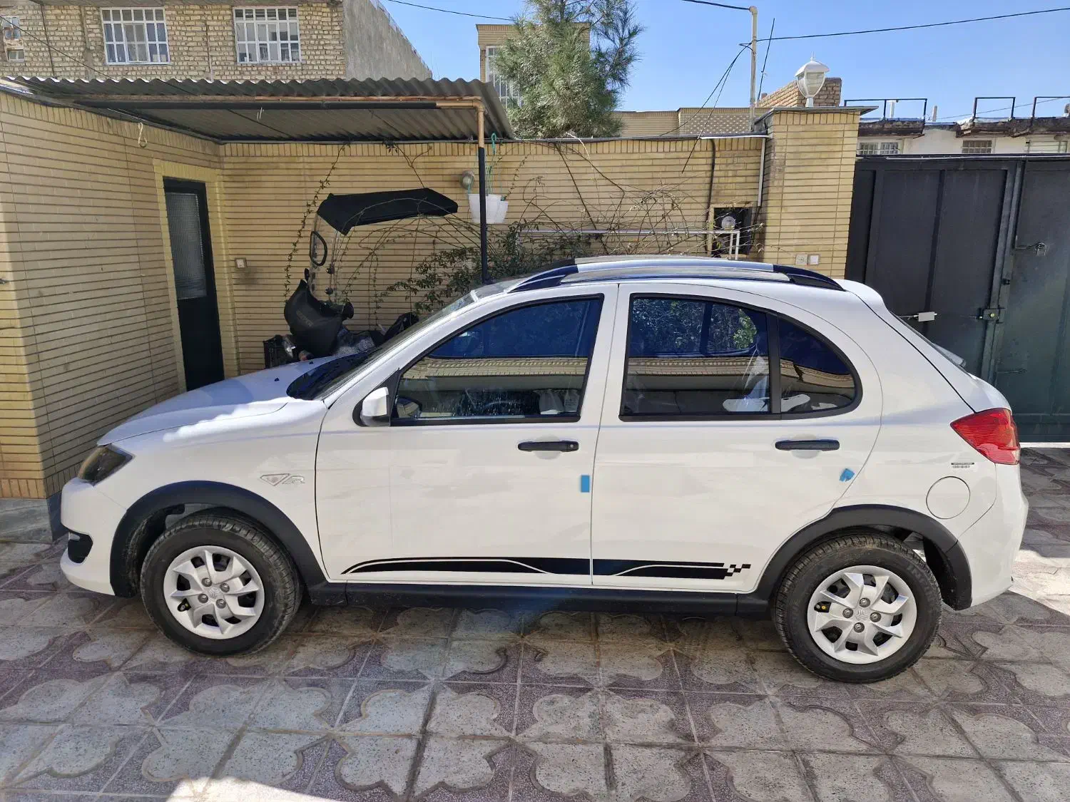 کوییک r خانگی 1402|خودرو سواری و وانت|شیراز, شیشهگری|دیوار