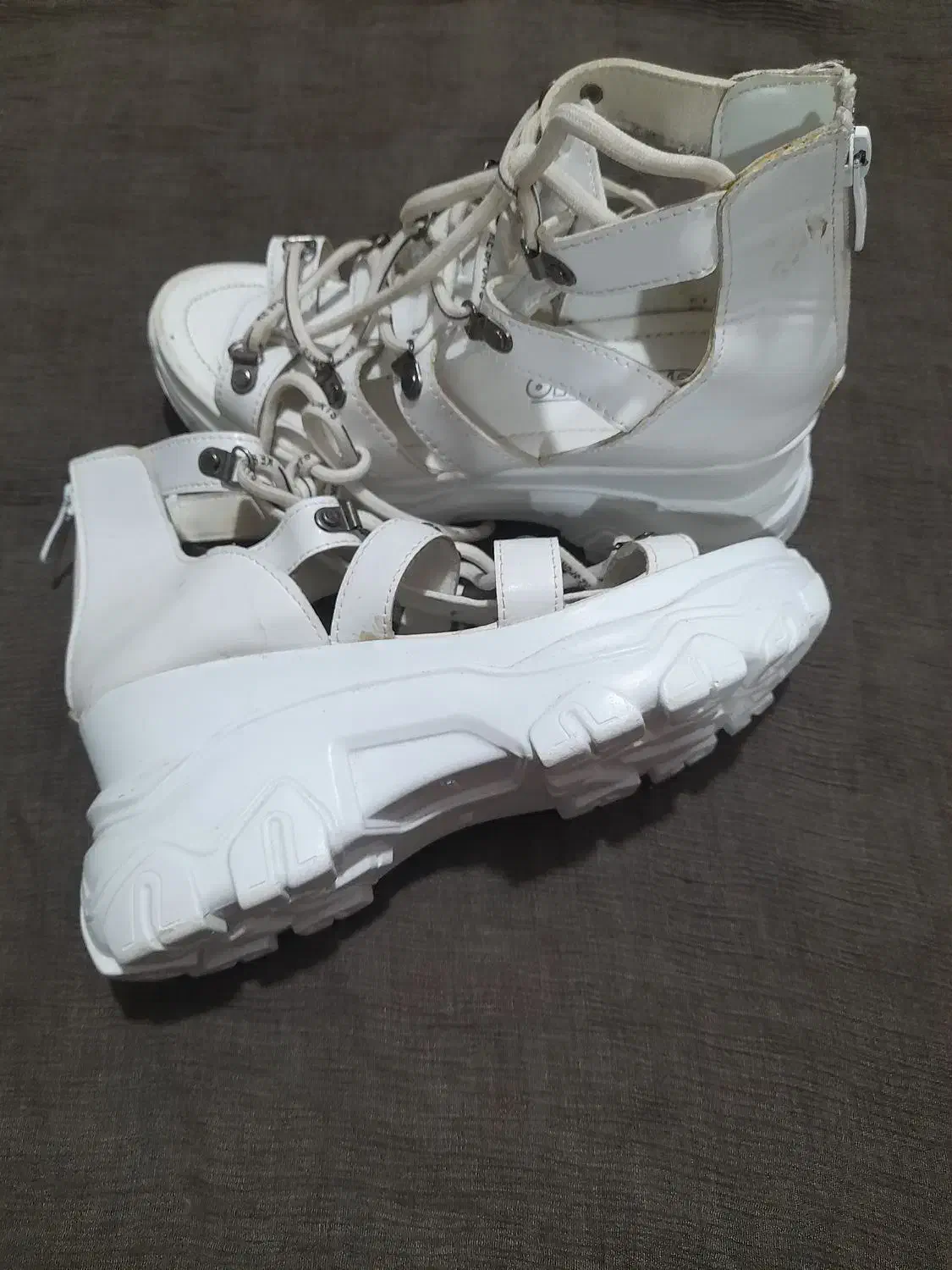 دمپایی‌کفشی‌|کیف، کفش، کمربند|املش, |دیوار