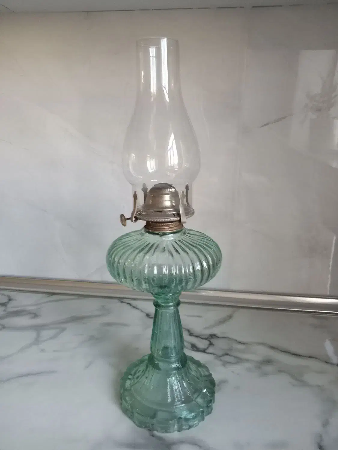 فانوس با لامپا قدیمی|کلکسیون اشیاء عتیقه|همدان, |دیوار