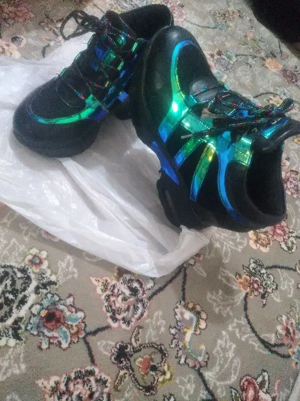 کفش بیرونی|کیف، کفش، کمربند|سراب, |دیوار