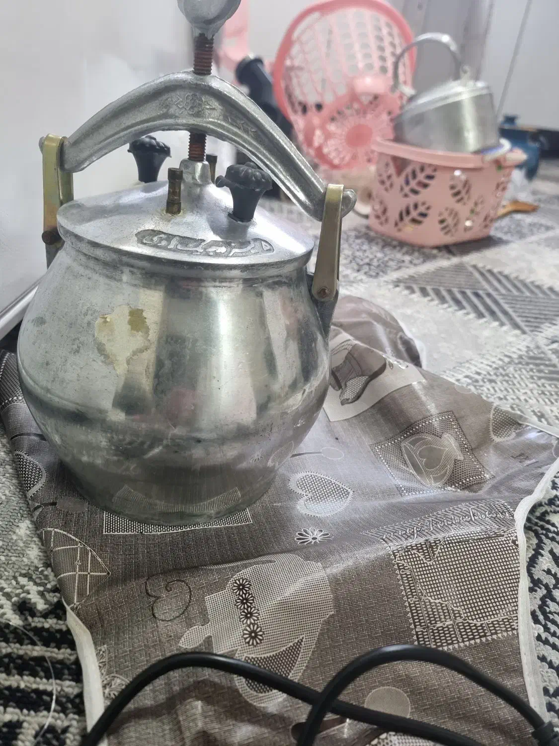 زودپز|ظروف پخت‌وپز|قم, قلعه کامکار|دیوار