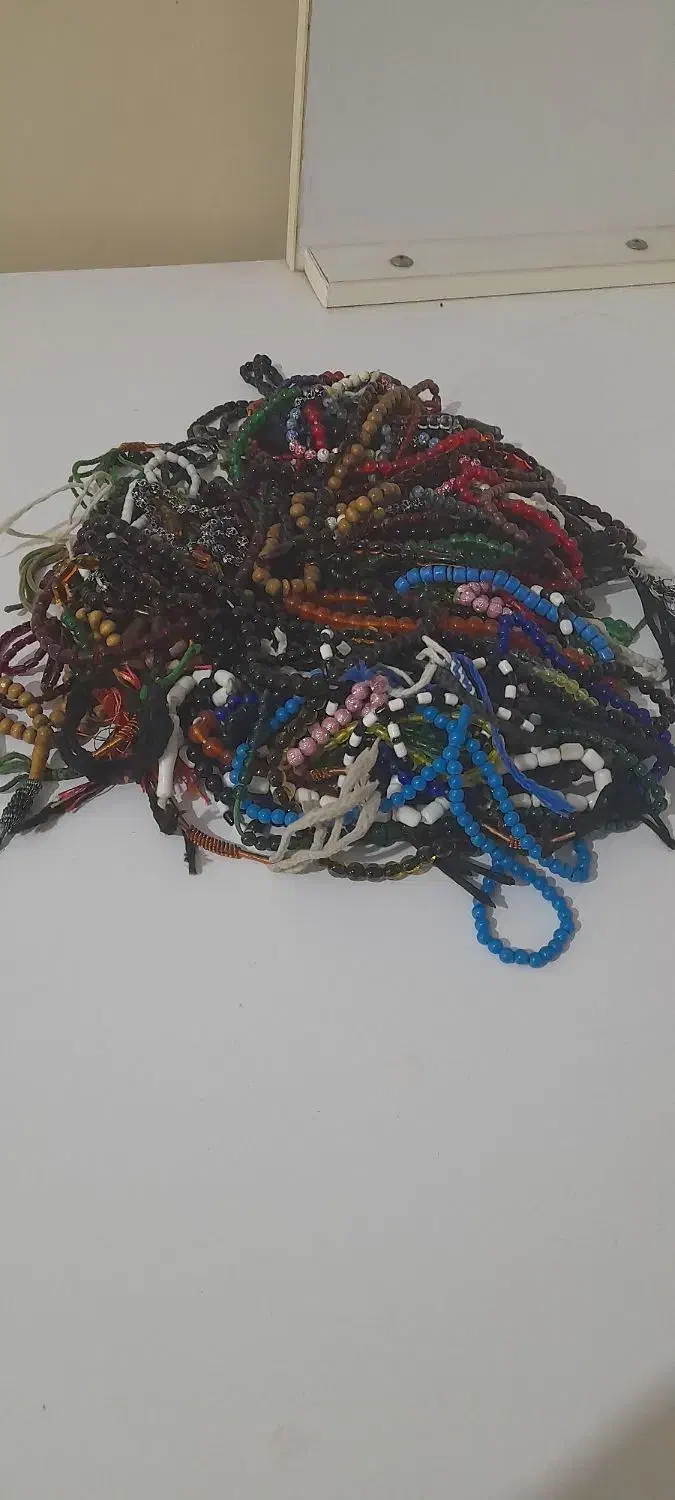 تعداد زیادی تسبیح قدیمی وجدید|کلکسیون اشیاء عتیقه|رودهن, |دیوار