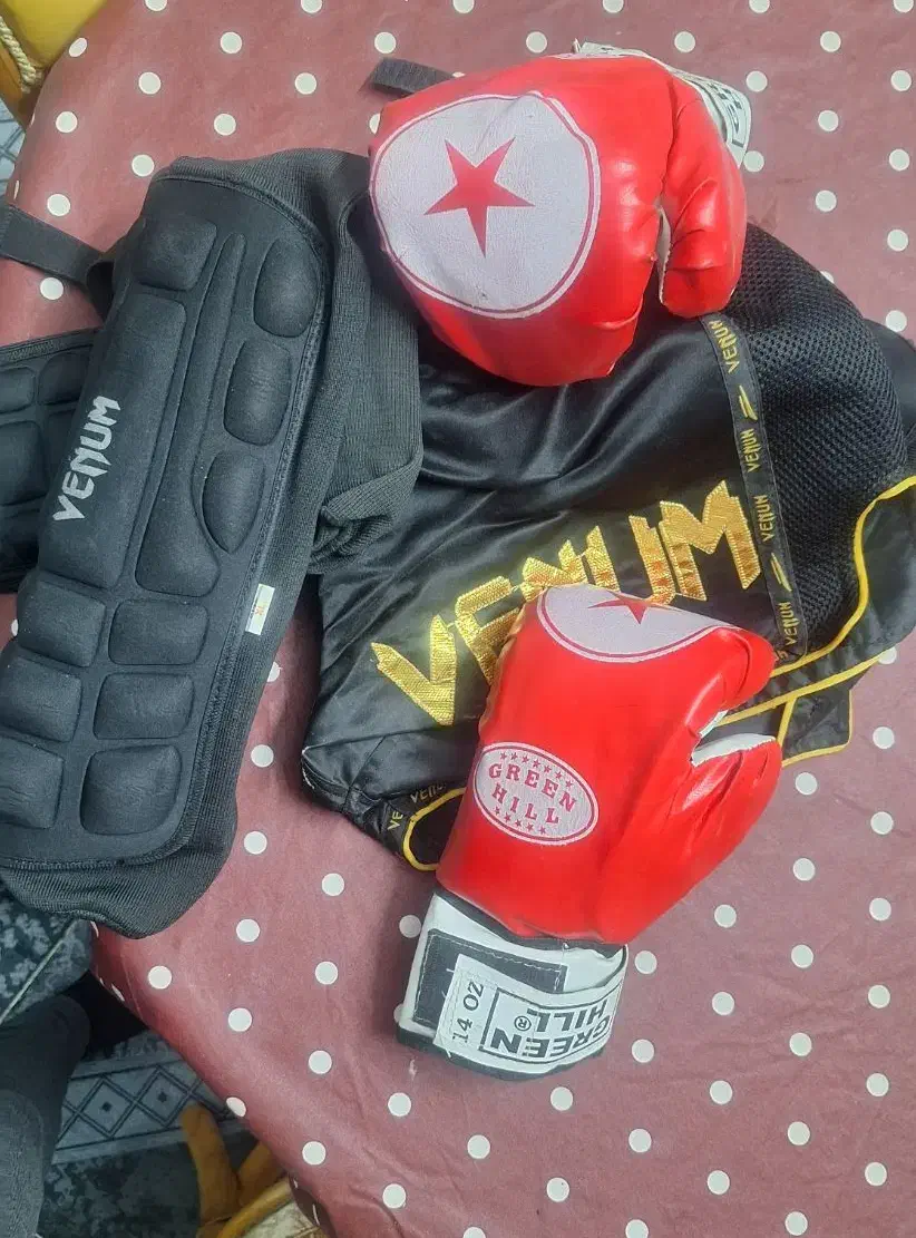 دستکش بوکس،زانو بند بوکس،شلوارک بوکس|تجهیزات ورزشی|اراک, |دیوار