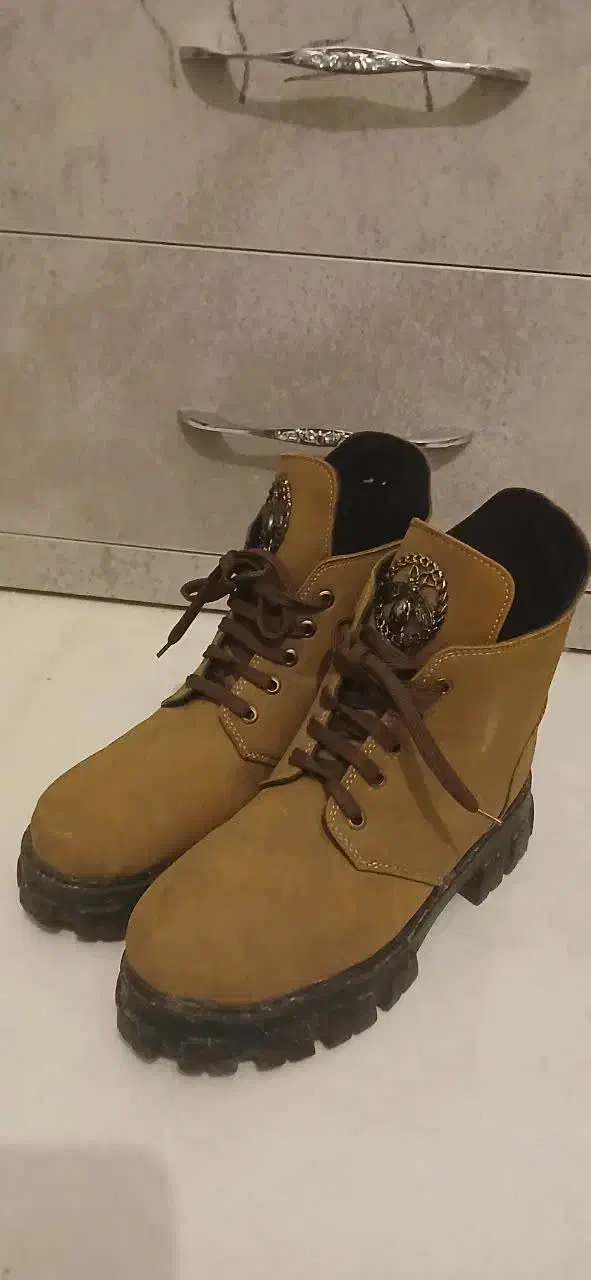 بوت ساق دار|کیف، کفش، کمربند|صدرا-فارس, فاز ۱|دیوار