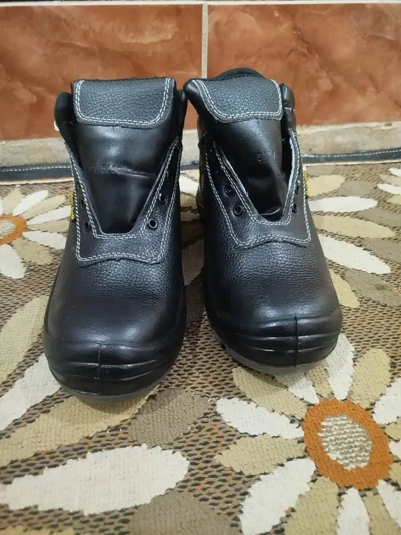 بوت مشکی ضد اب وبرق|کیف، کفش، کمربند|شوشتر, |دیوار