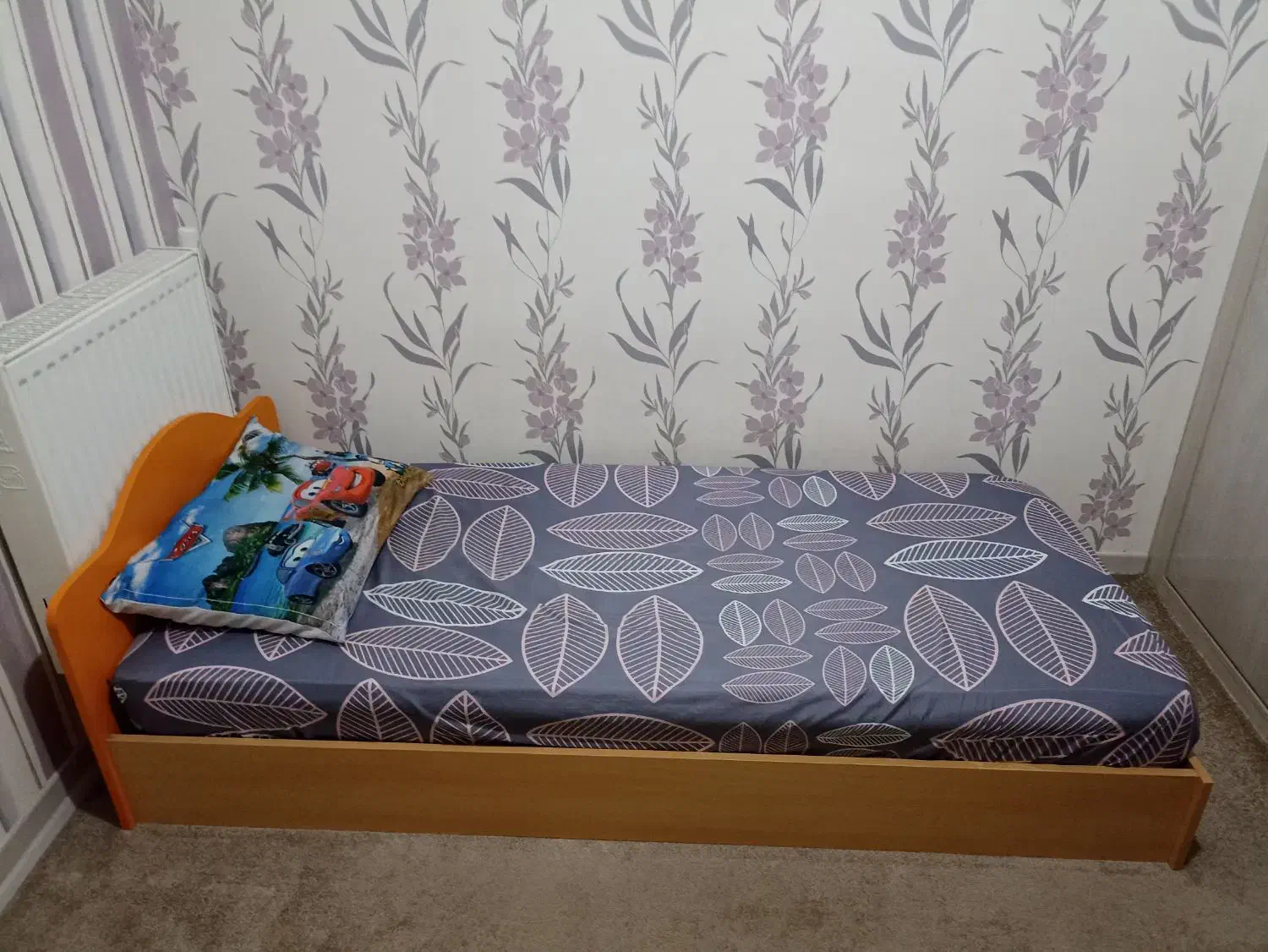 تخت نوجوان (بدون تشک) و دراور کوچک کنار تخت|اسباب و اثاث بچه|شاهین‌شهر, عطار|دیوار