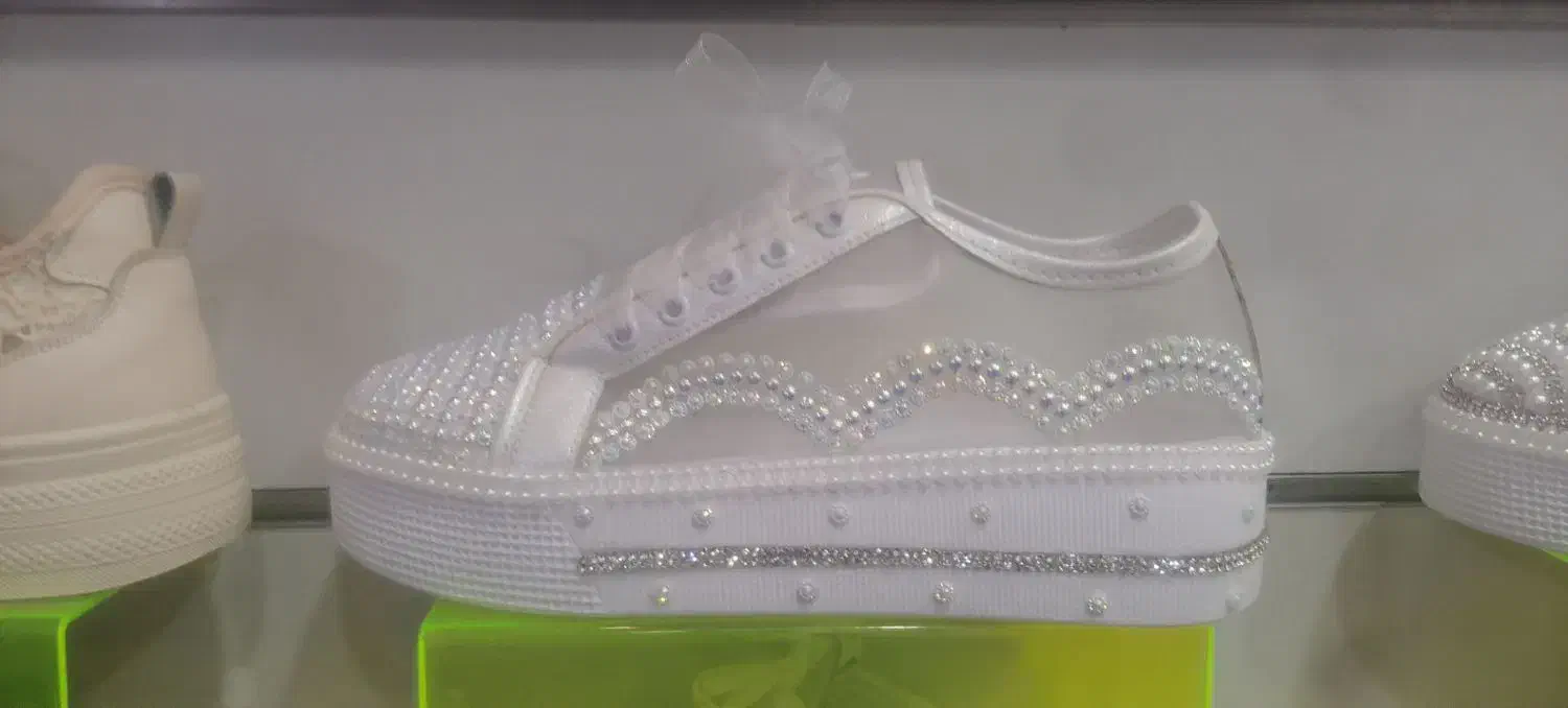 کفش نو|کیف، کفش، کمربند|بم, |دیوار