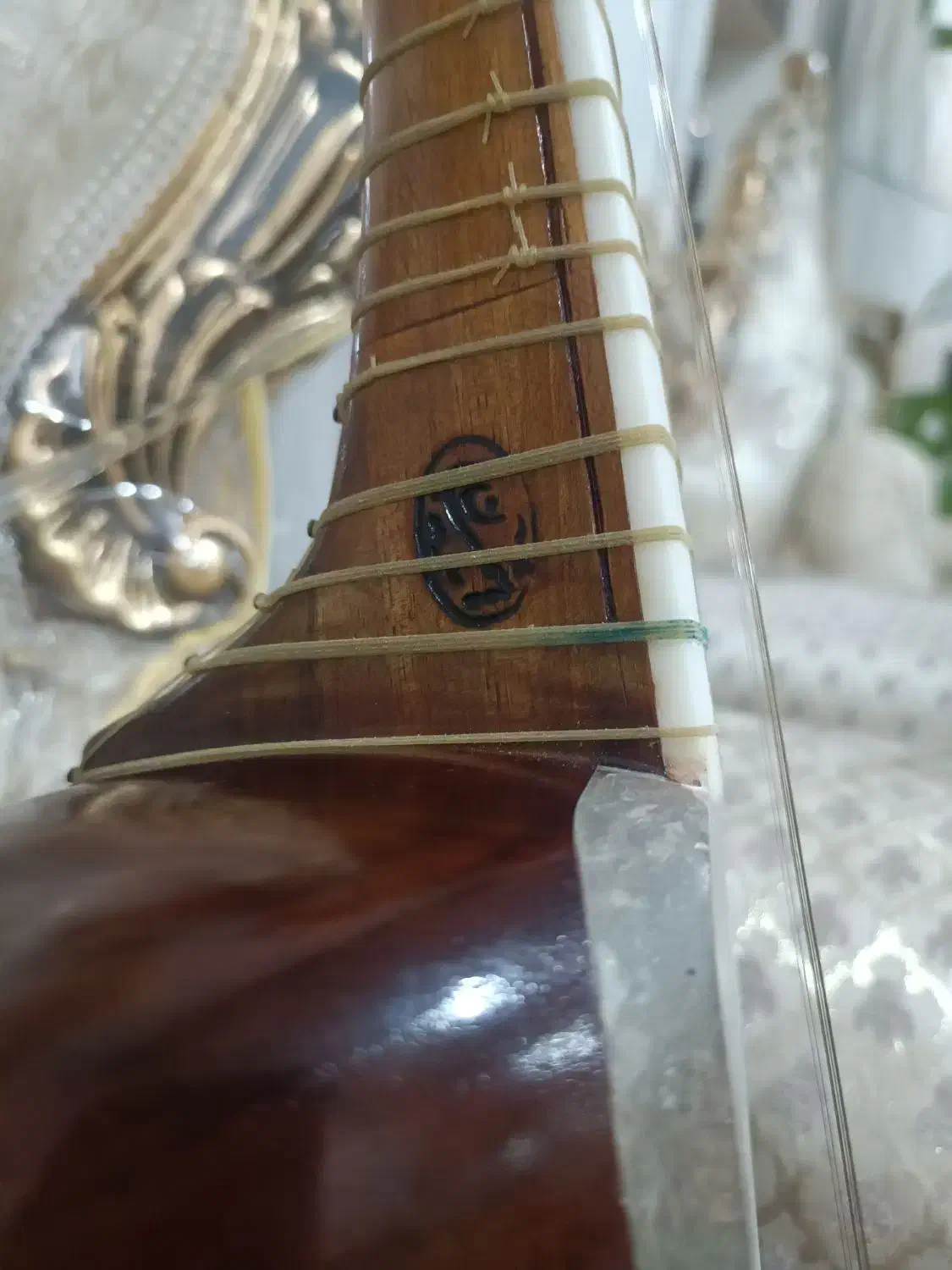 تار‌۳/۴‌کودک|سازهای سنتی|پیر بکران, |دیوار