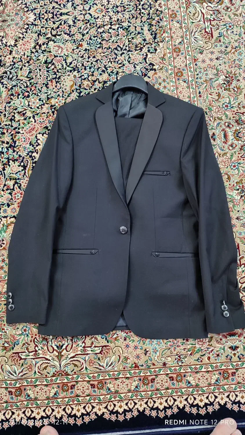 کت و شلوار|لباس|قم, باغ کرباسی|دیوار