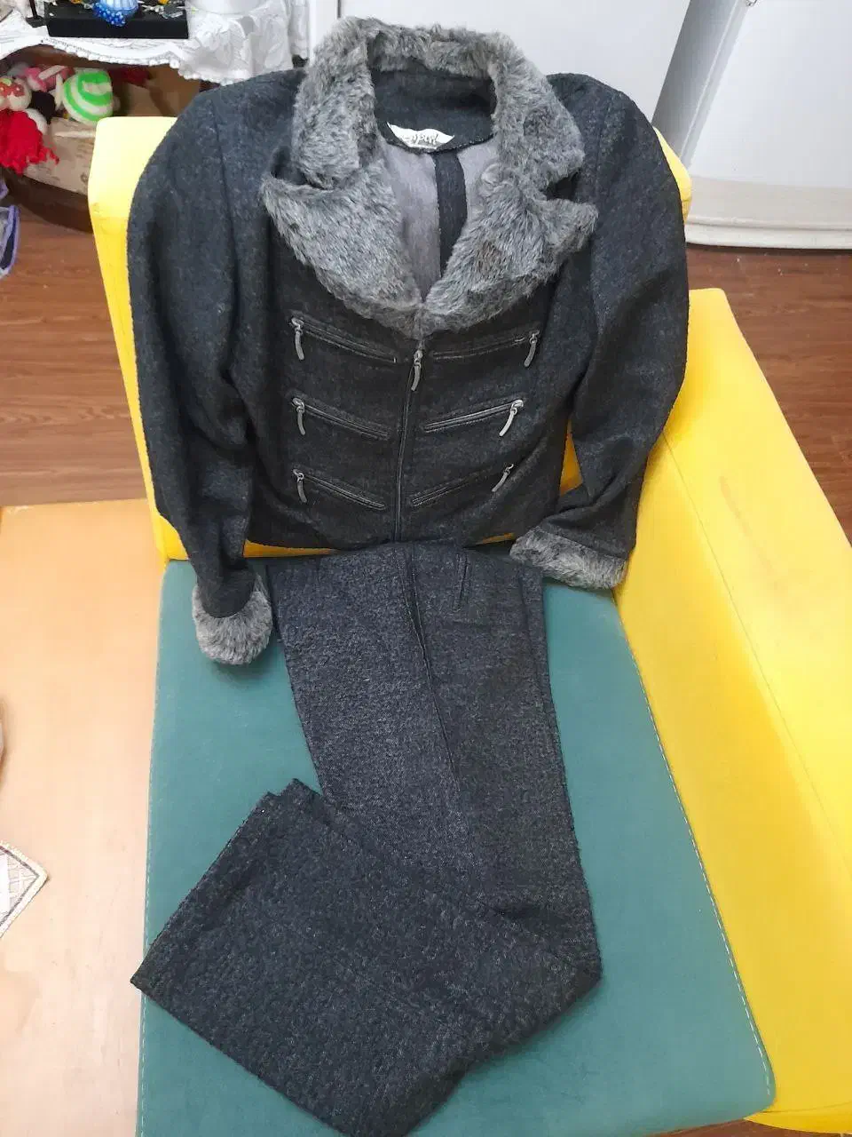 چند دست لباس|لباس|کیش, |دیوار