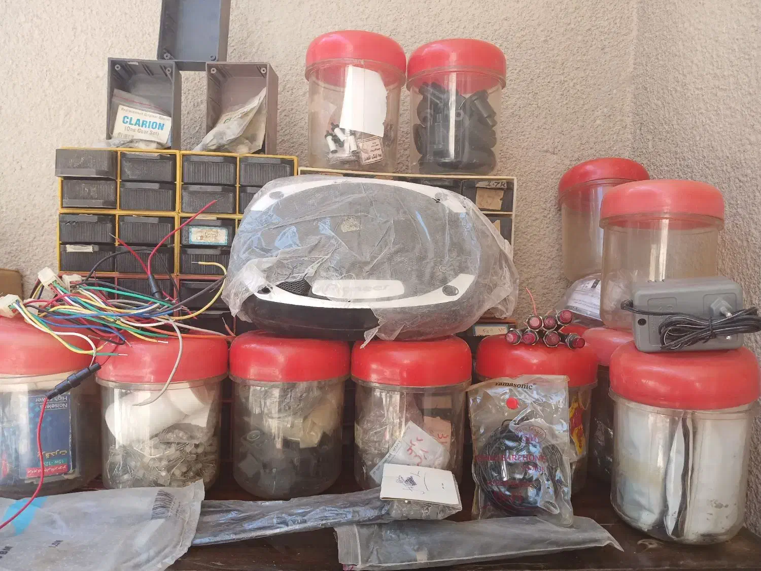 تعدادی قوطی و جعبه جهت قطعات ریز|قطعات و لوازم جانبی رایانه|نیریز, |دیوار