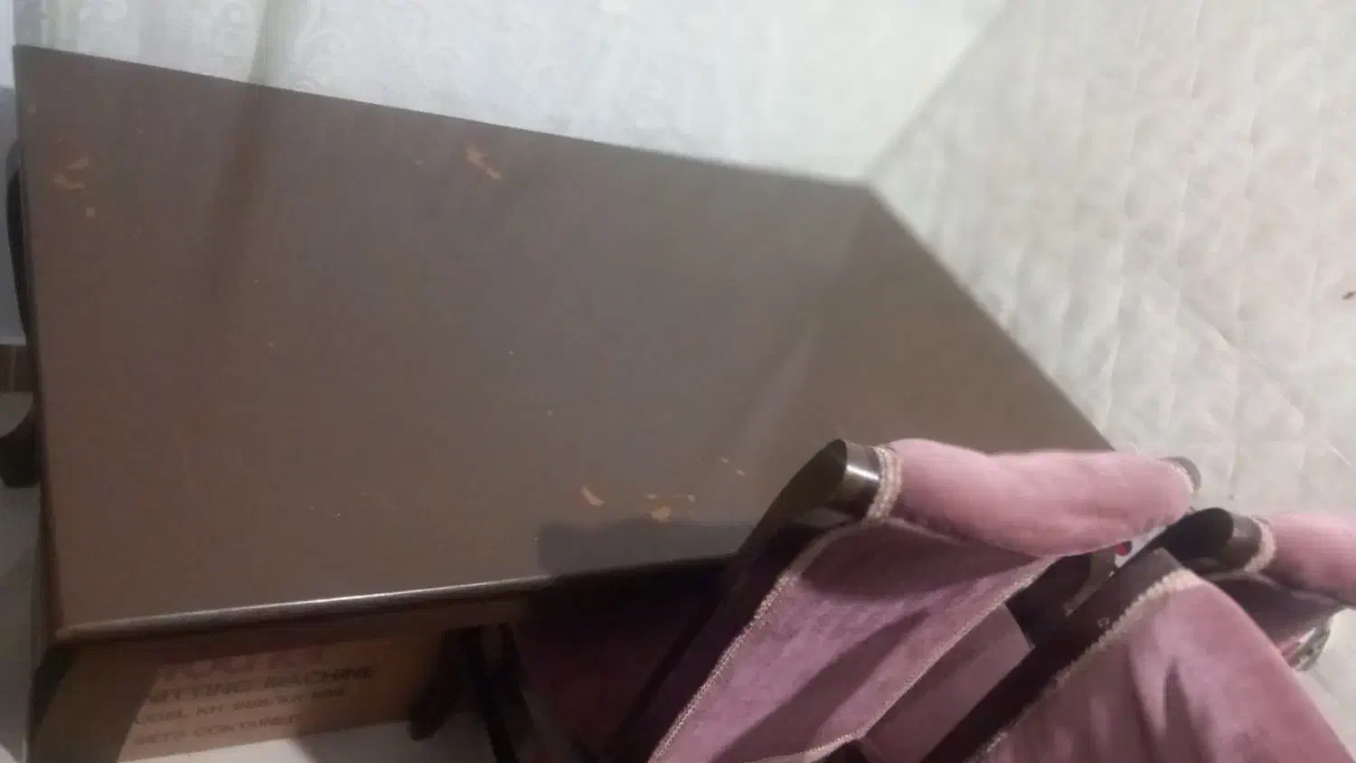 یک عدد میز ناهار خوری ۶نفره با ۴عدد صندلی|میز و صندلی غذاخوری|پرند, فاز ۴|دیوار